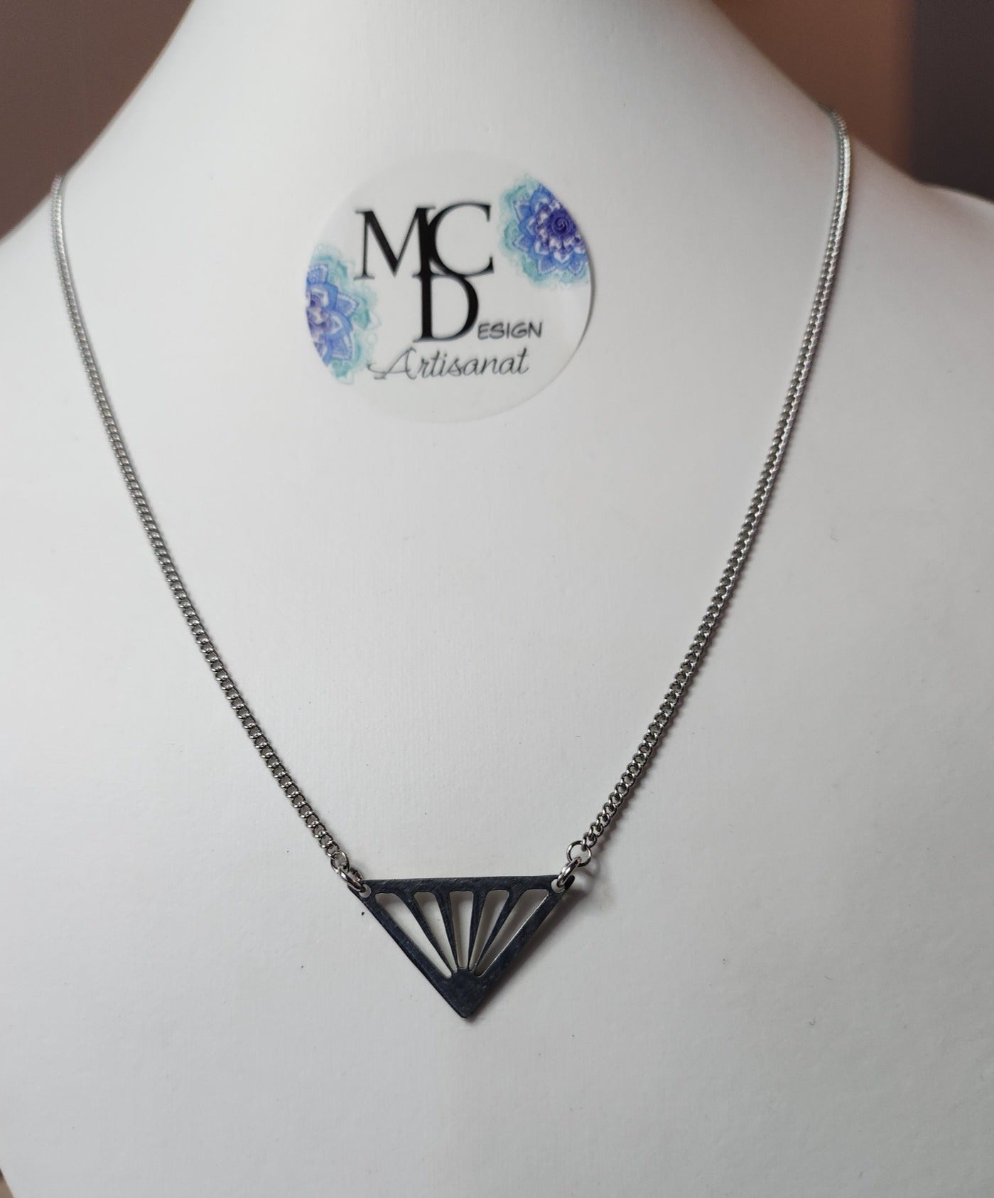 Beau petit collier passe-partout triangle inversé. Mignon comme tout!