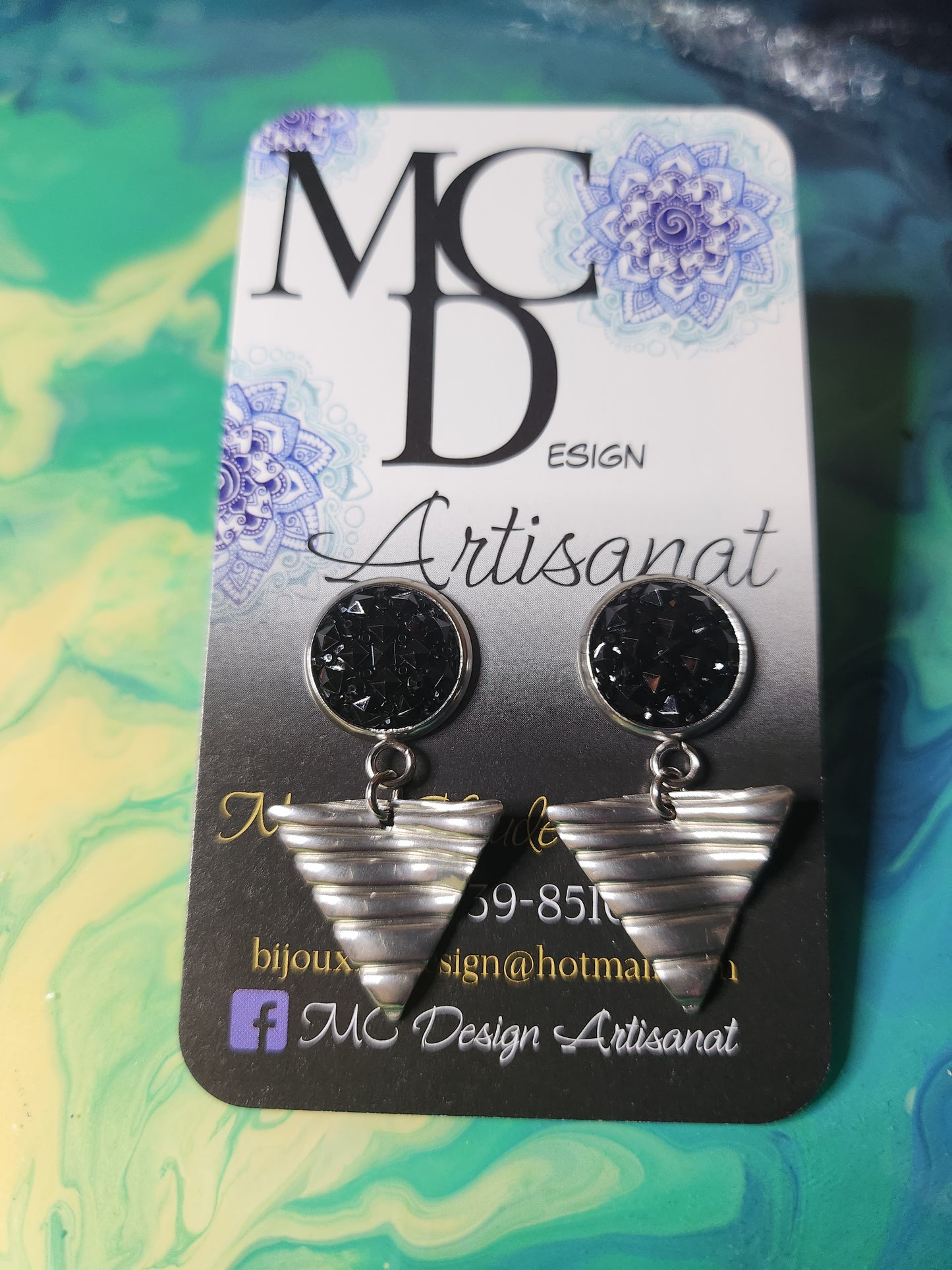 Clous d'oreilles en résine Noirs brillants