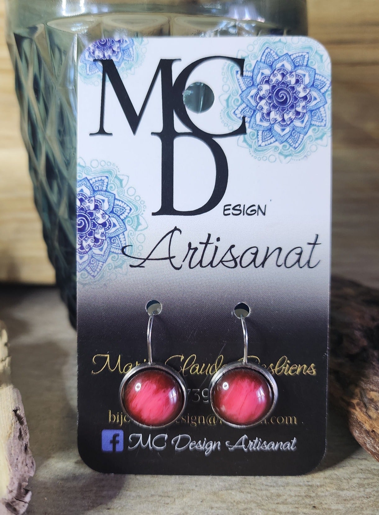 Boucles d'oreilles fais de bois, de résine et acier inoxydable de grandeur 12mm de couleur rouge, disponible en version clous d'oreilles, style dormeuse et en version pendante avec breloque en inox.