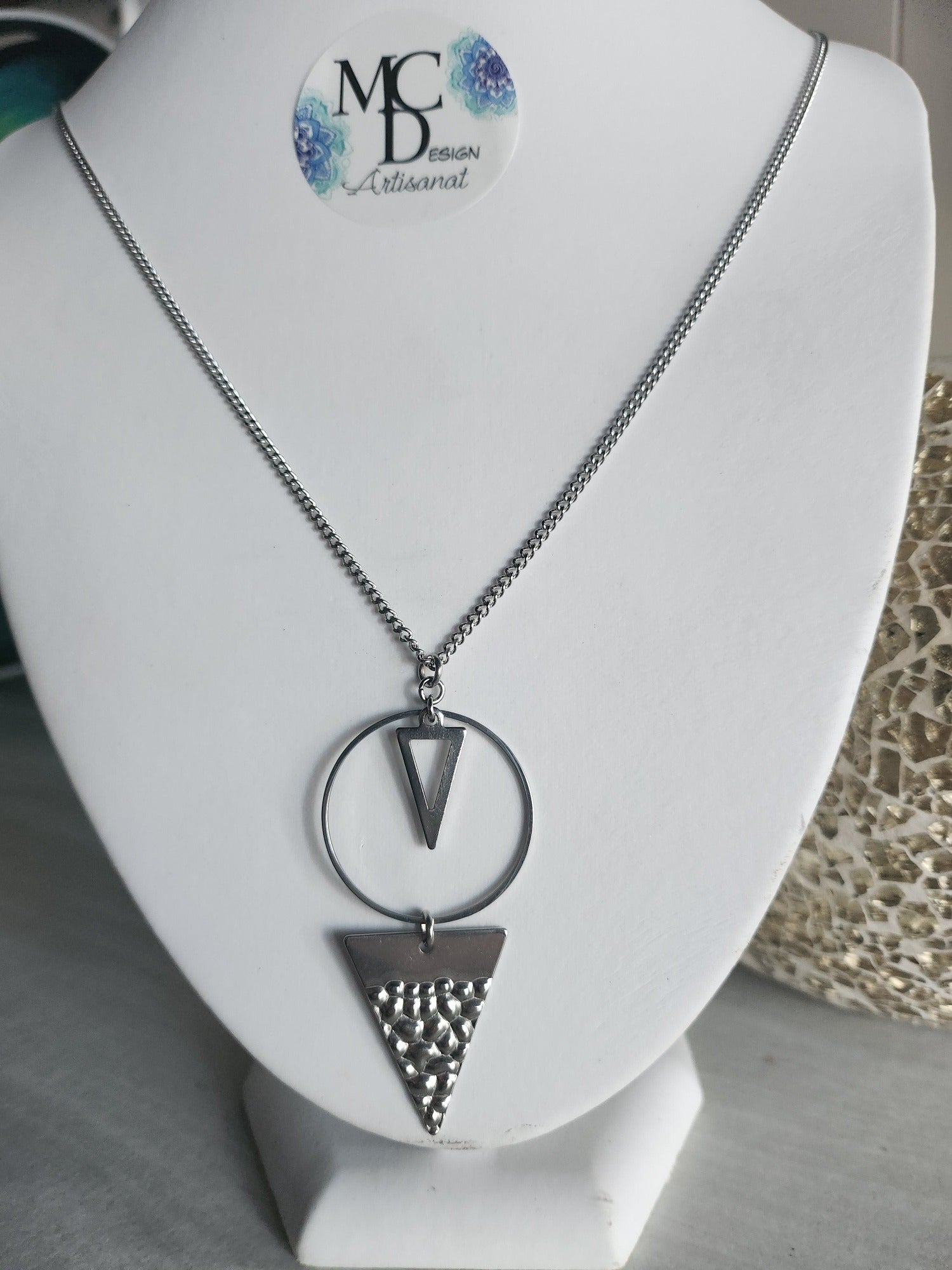 Magnifique collier long, fait avec 2 breloques triangles + un cercle. Collier très versatile et se porte avec beaucoup de style.
