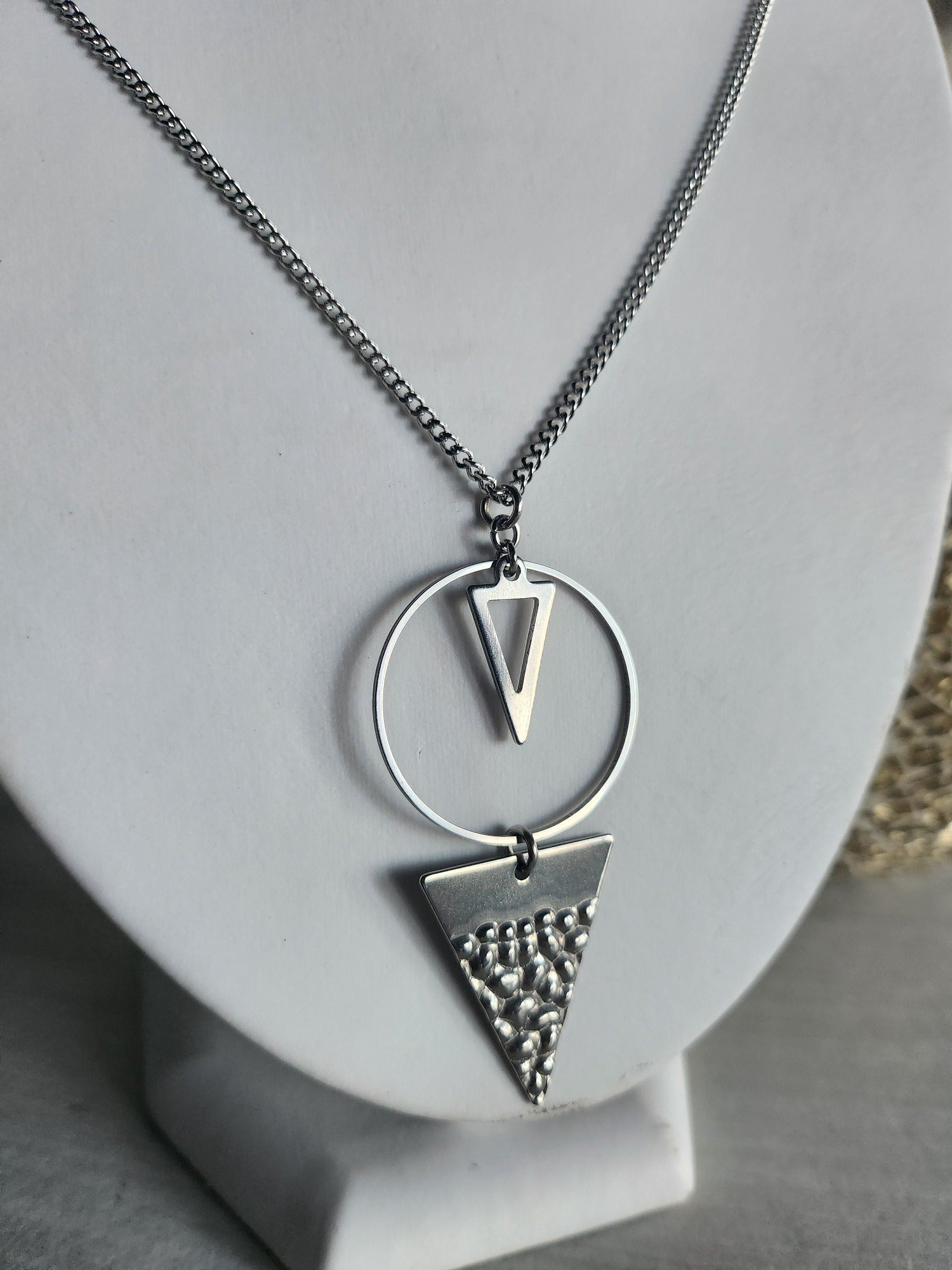 Magnifique collier long, fait avec 2 breloques triangles + un cercle. Collier très versatile et se porte avec beaucoup de style.