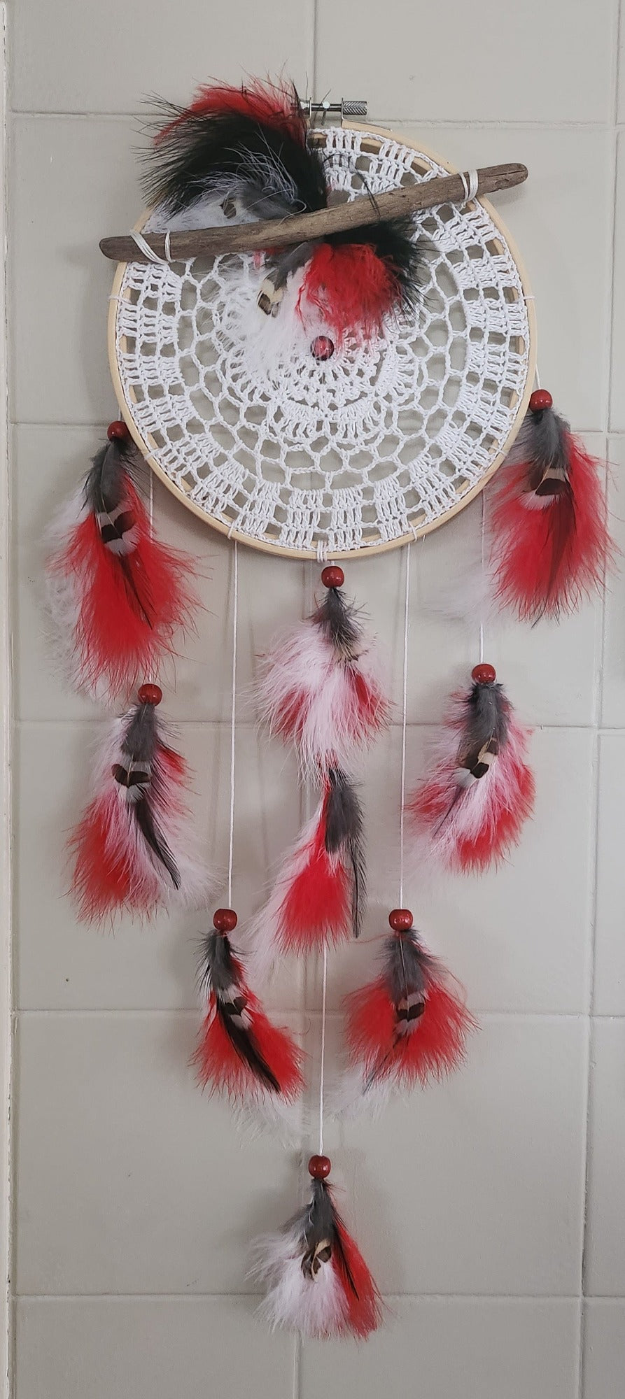 Magnifique Capteur de rêves de grandeur 8 pouces avec bois flottés et plumes d'oies, de coqs et de perdrix.