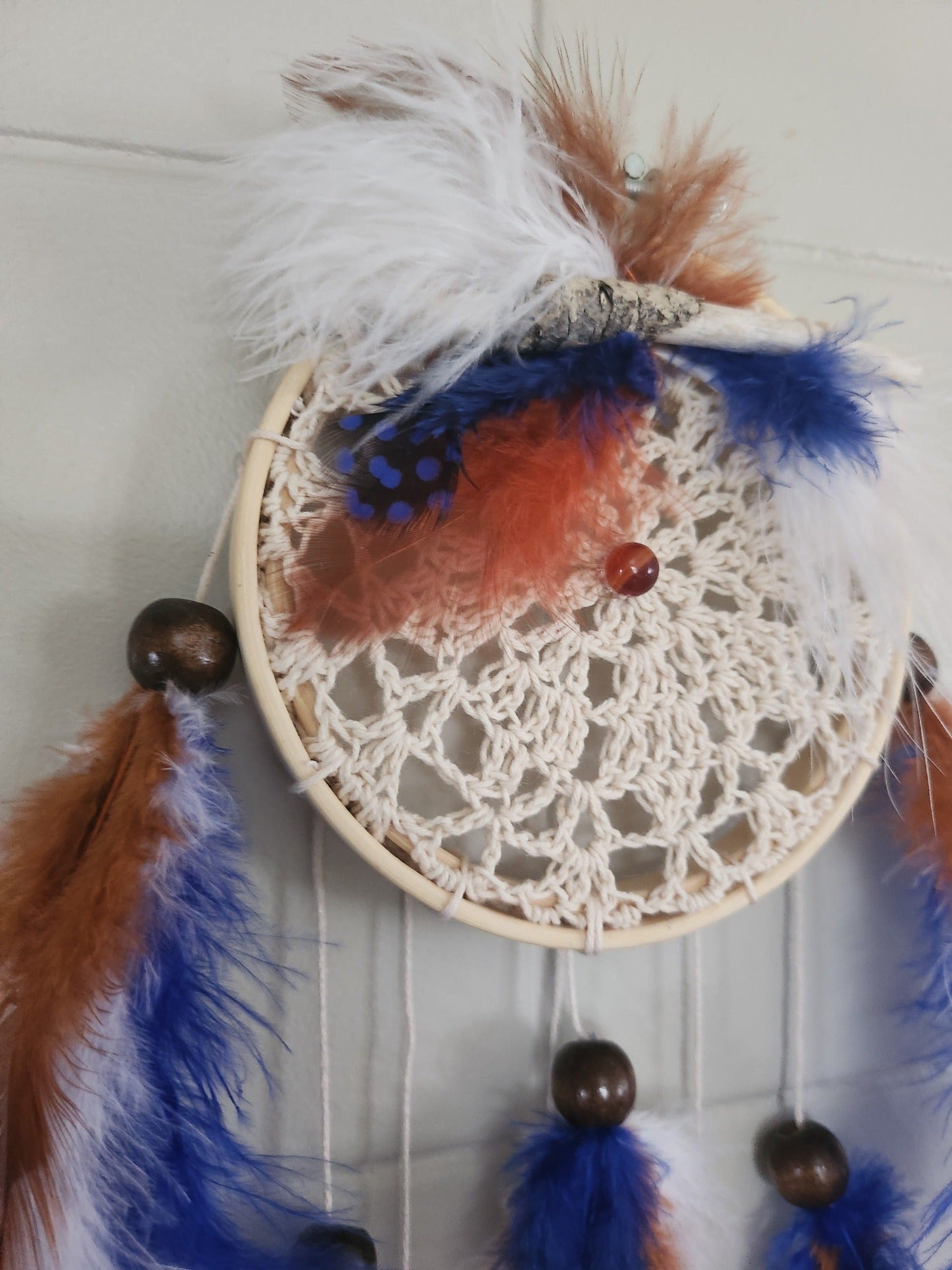 Magnifique Capteur de rêves de grandeur 4 pouces avec bois flottés, cabochon d'agate orange au centre et billes de bois. Fabriqué avec des plumes d'oies et de coqs