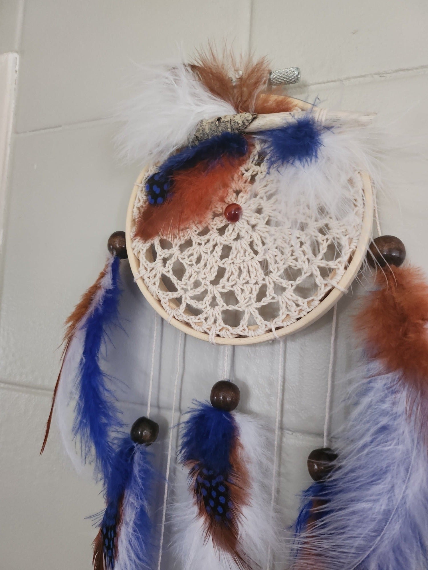 Magnifique Capteur de rêves de grandeur 4 pouces avec bois flottés, cabochon d'agate orange au centre et billes de bois. Fabriqué avec des plumes d'oies et de coqs