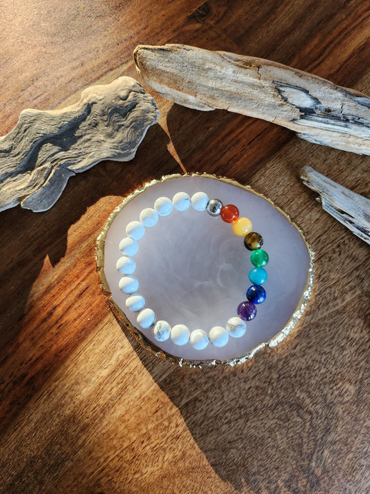 Bracelet en pierre semi-précieuses avec billes de 8mm. Howlite et 7 chakras : Améthyste, Lapis Lazuli, Apatite, Jade, Oeil de tigre jaune, Calcite, Agate orange.