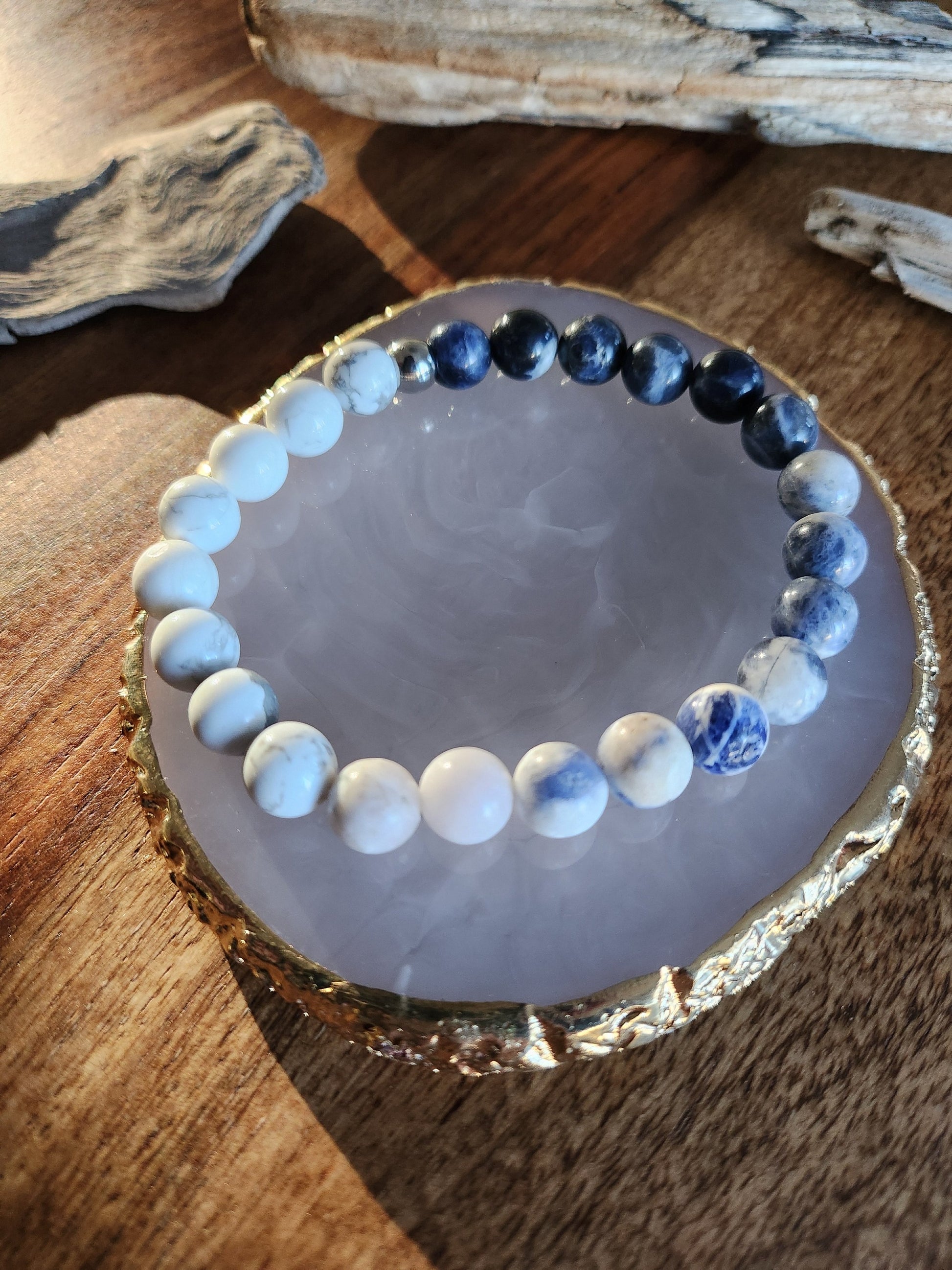 Bracelet en pierre semi-précieuses avec billes de 8mm. Howlite et Sodalite