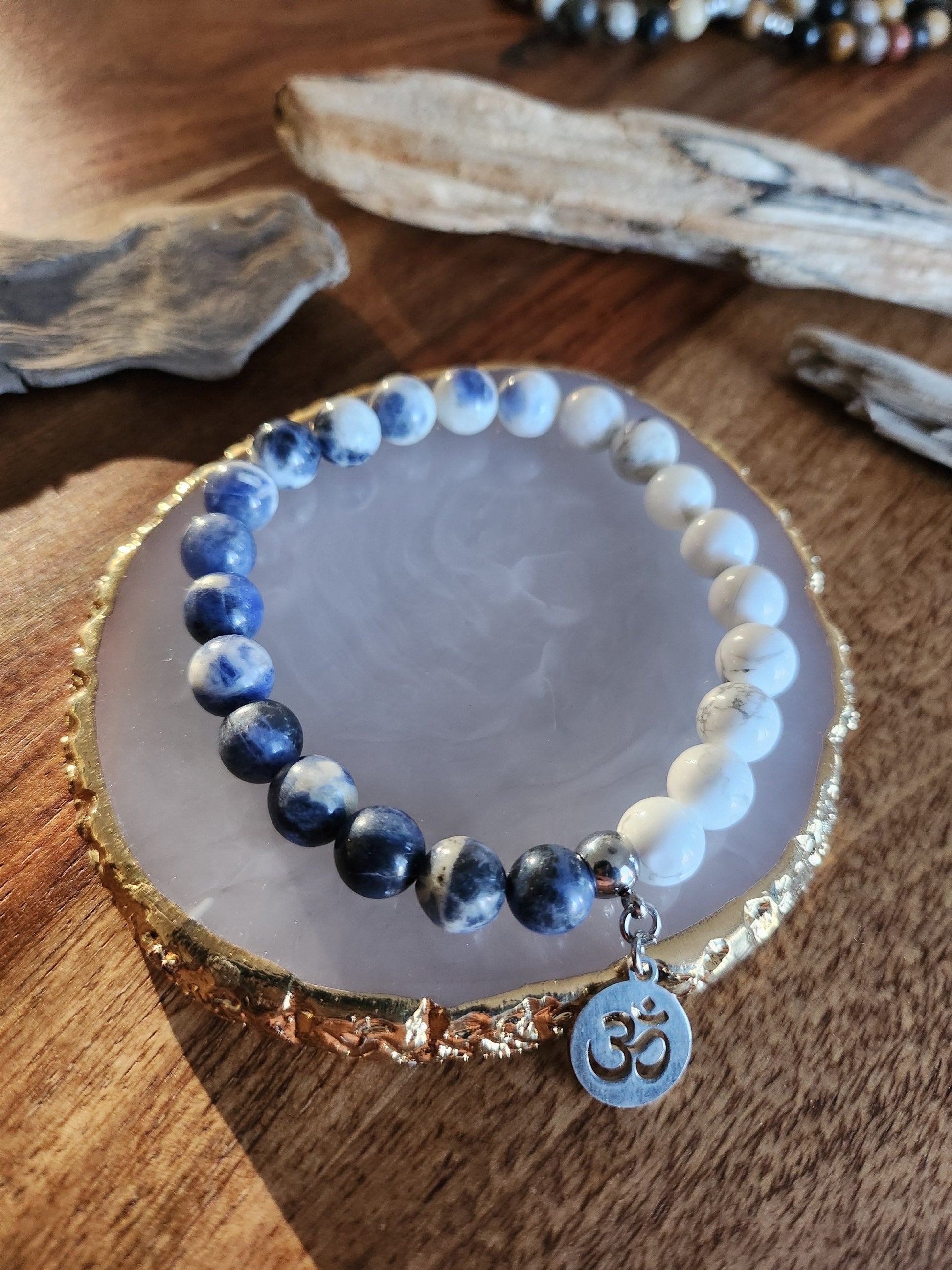 Bracelet en pierre semi-précieuses avec billes de 8mm. Howlite et Sodalite