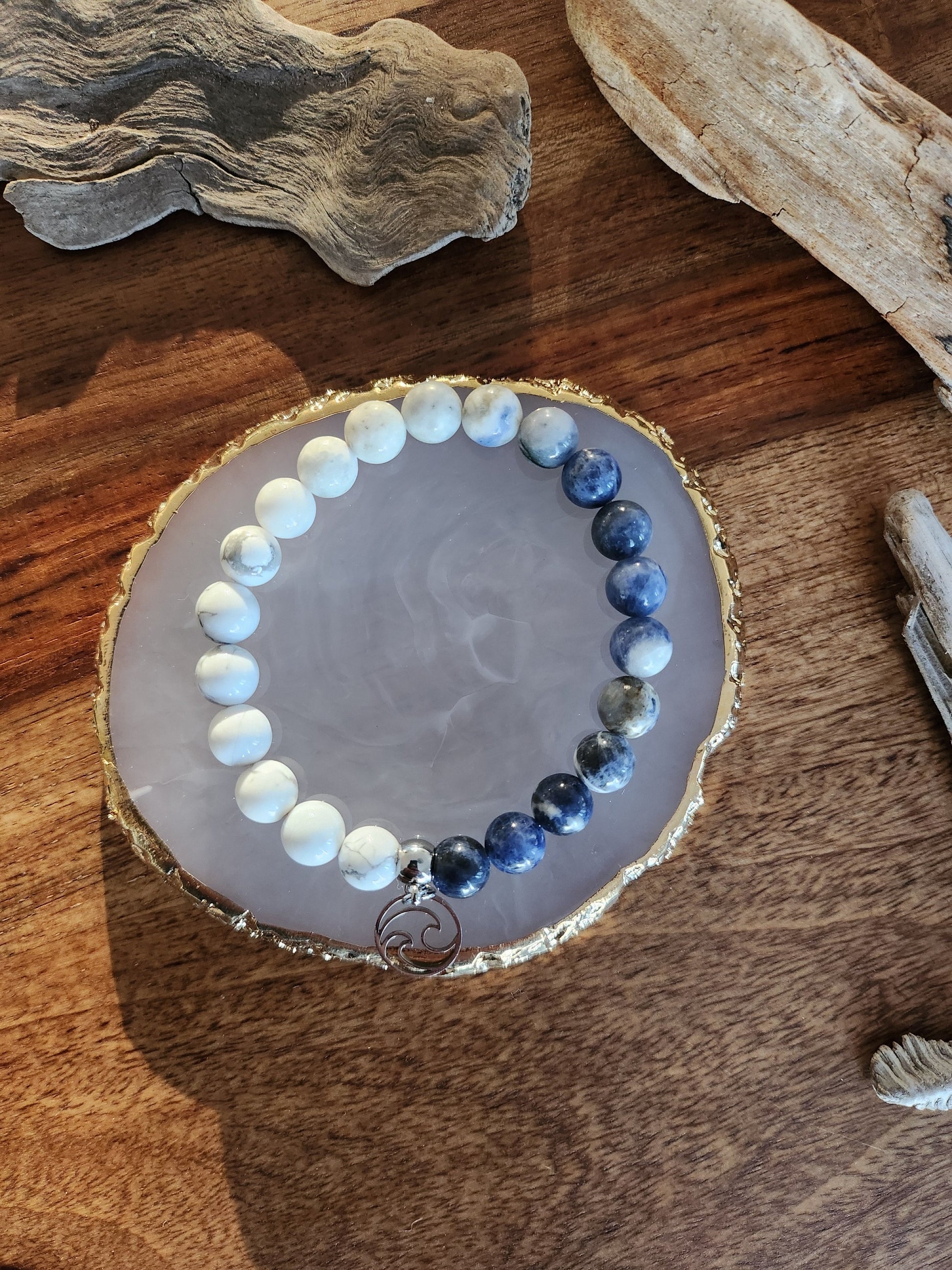 Bracelet en pierre semi-précieuses avec billes de 8mm. Howlite et Sodalite