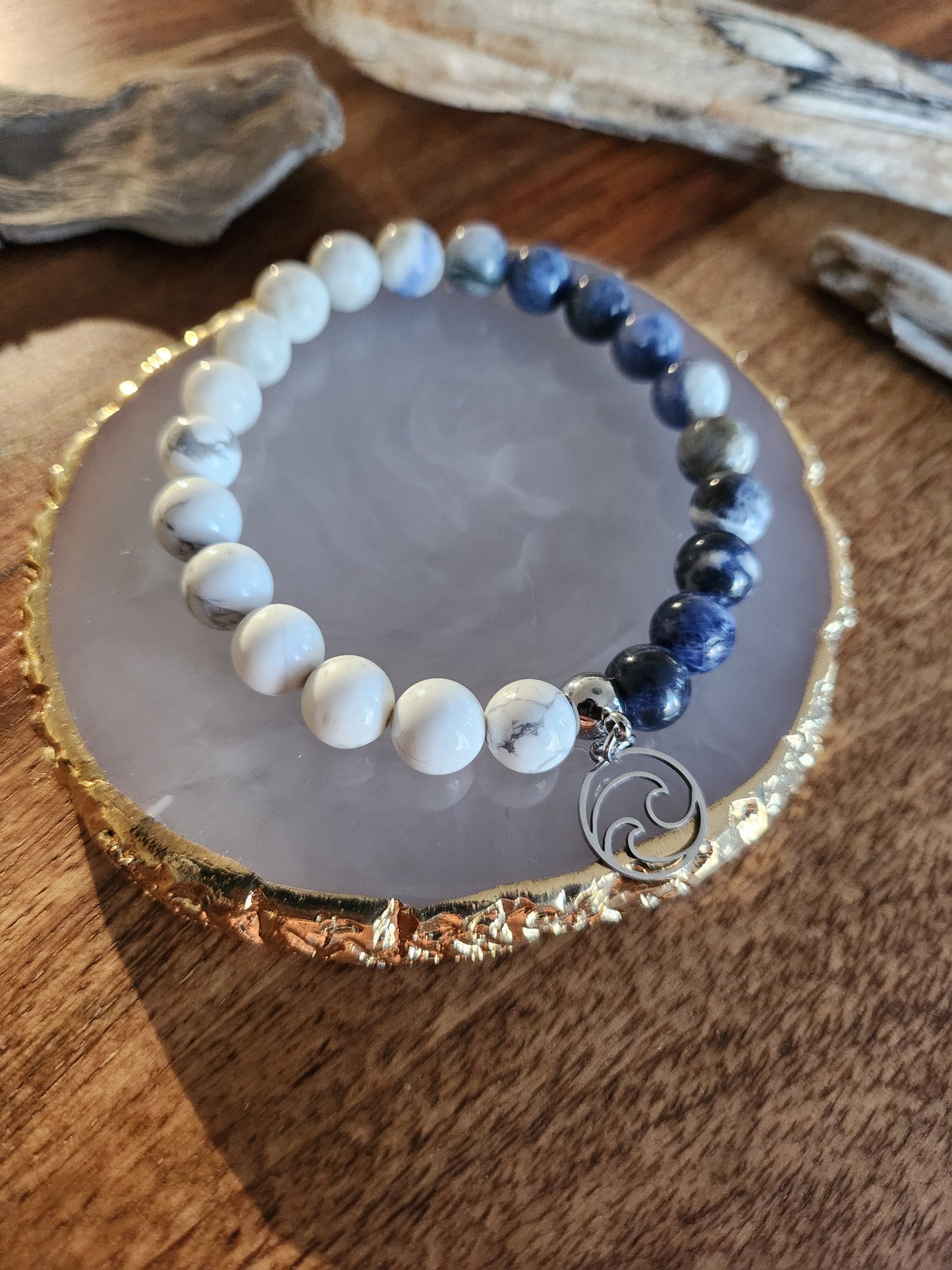 Bracelet en pierre semi-précieuses avec billes de 8mm. Howlite et Sodalite