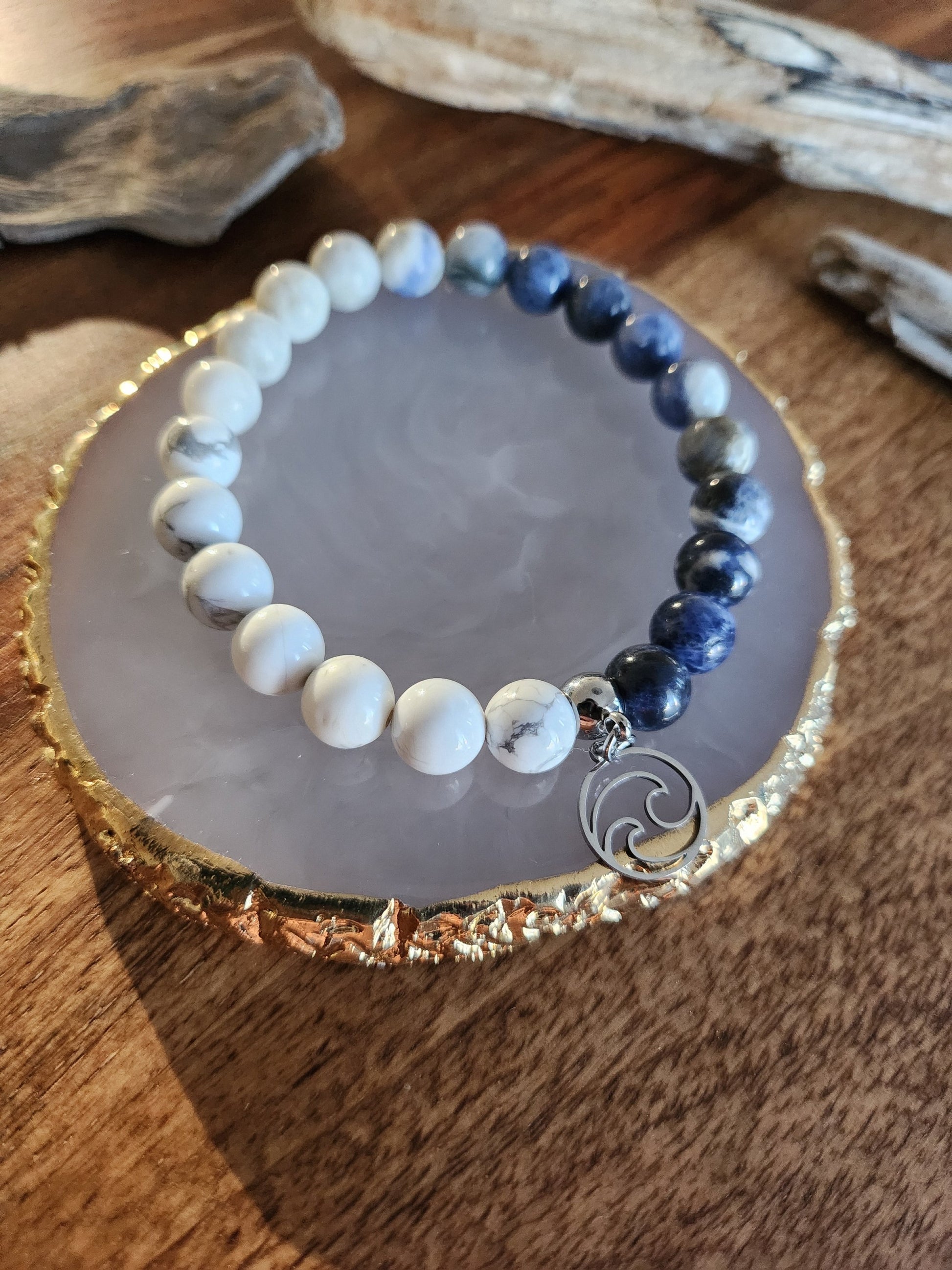 Bracelet en pierre semi-précieuses avec billes de 8mm. Howlite et Sodalite