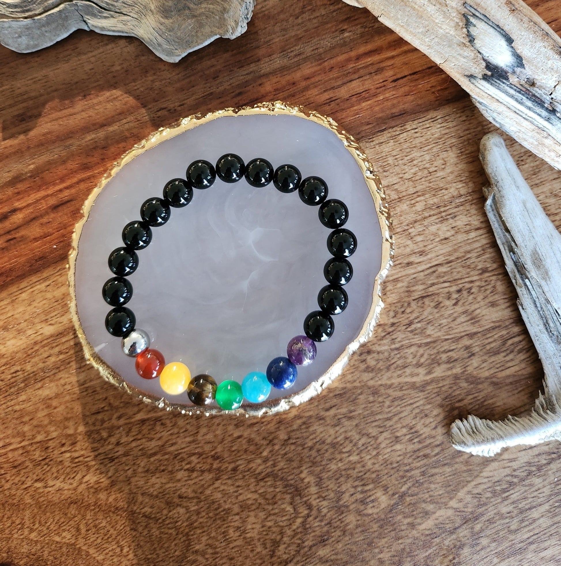 Bracelet en pierre semi-précieuses avec billes de 8mm. Onyx noir  et 7 chakras : Améthyste, Lapis Lazuli, Apatite, Jade, Oeil de tigre jaune, Calcite, Agate orange.