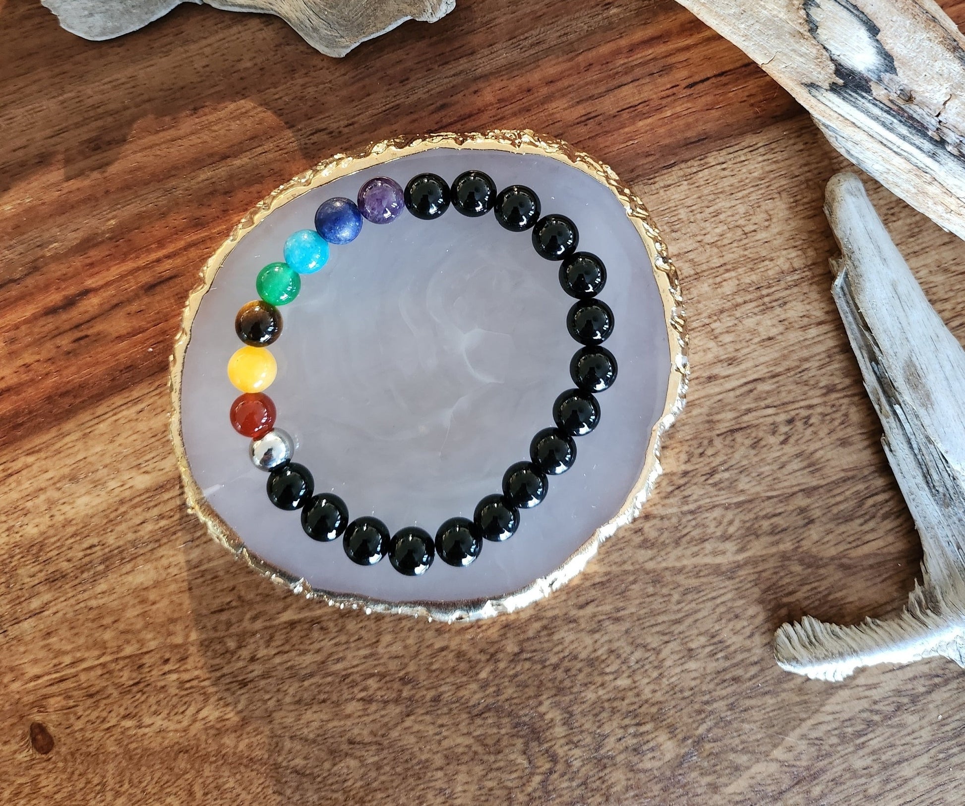 Bracelet en pierre semi-précieuses avec billes de 8mm. Onyx noir  et 7 chakras : Améthyste, Lapis Lazuli, Apatite, Jade, Oeil de tigre jaune, Calcite, Agate orange.