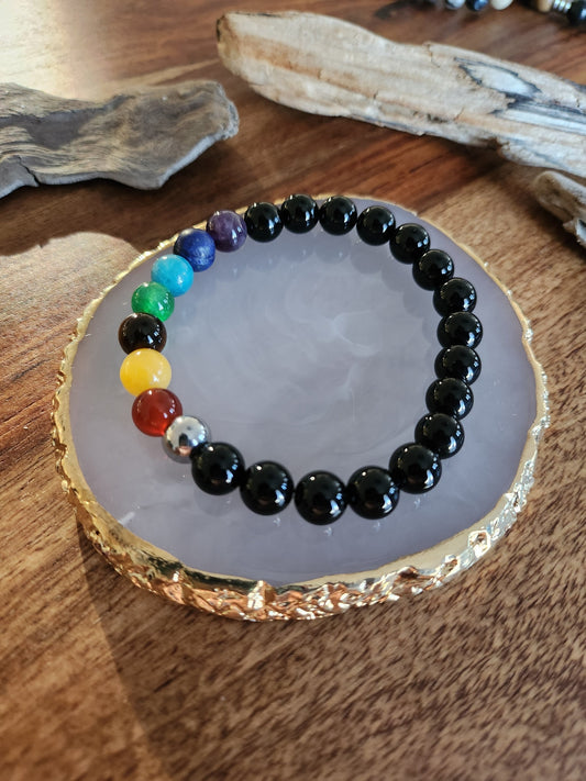 Bracelet en pierre semi-précieuses avec billes de 8mm. Onyx noir  et 7 chakras : Améthyste, Lapis Lazuli, Apatite, Jade, Oeil de tigre jaune, Calcite, Agate orange.