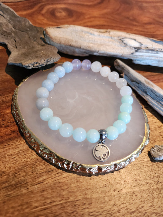 Bracelet en pierre semi-précieuses avec billes de 8mm. Amazonite, Quartz blanc et différentes sorte de Jade teints.