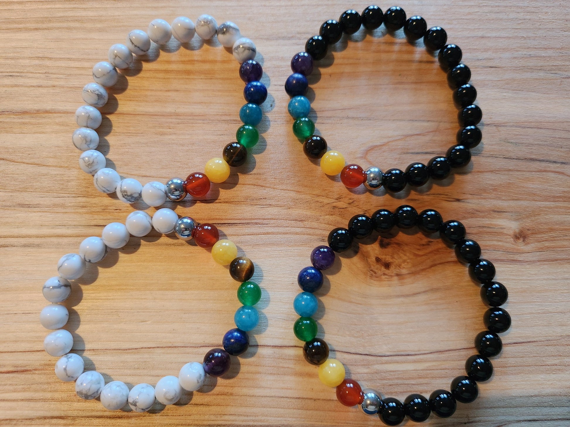 Bracelet en pierre semi-précieuses avec billes de 8mm. Onyx noir  et 7 chakras : Améthyste, Lapis Lazuli, Apatite, Jade, Oeil de tigre jaune, Calcite, Agate orange.