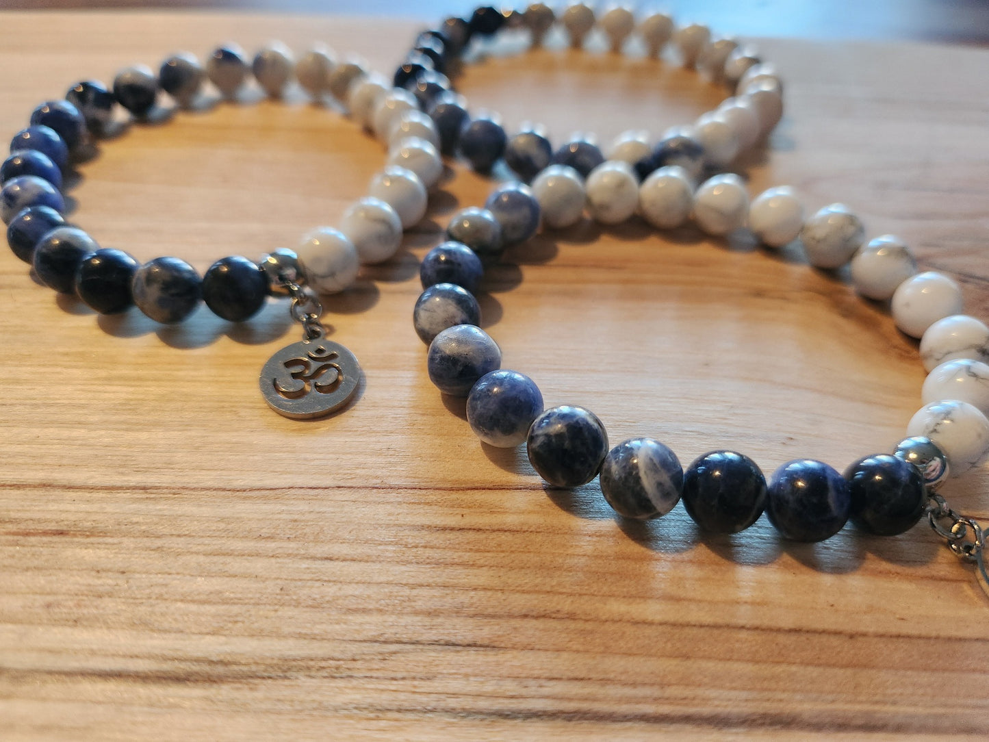 Bracelet en pierre semi-précieuses avec billes de 8mm. Howlite et Sodalite