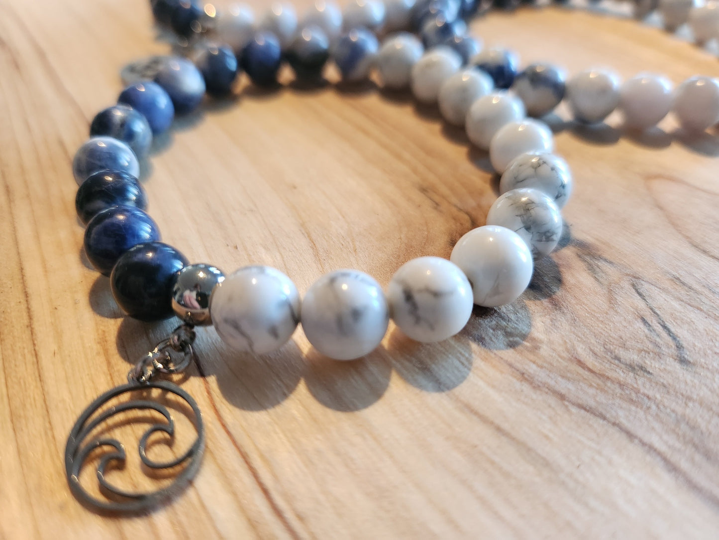 Bracelet en pierre semi-précieuses avec billes de 8mm. Howlite et Sodalite