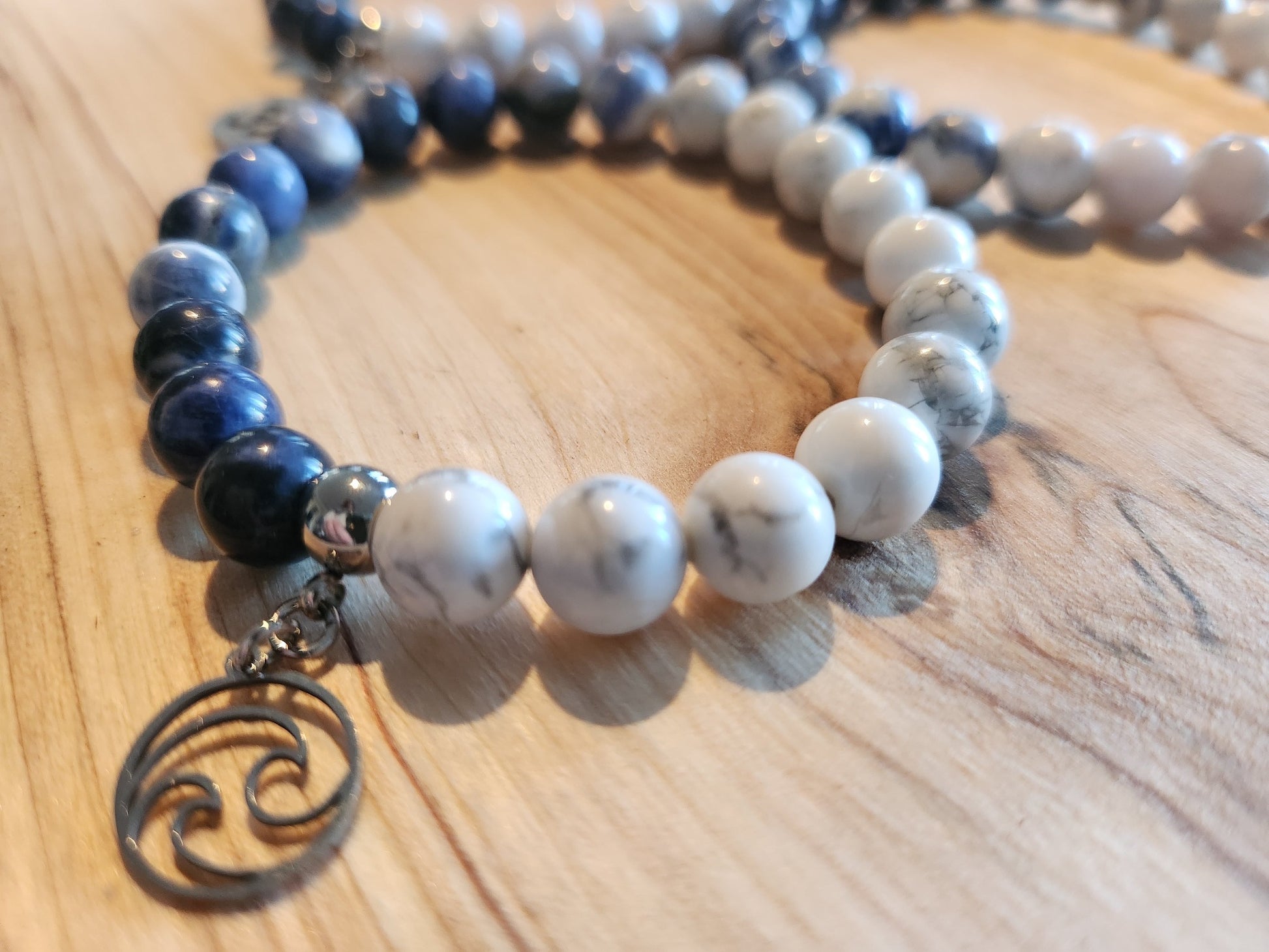 Bracelet en pierre semi-précieuses avec billes de 8mm. Howlite et Sodalite