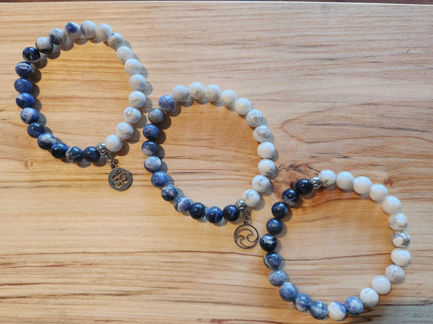 Bracelet en pierre semi-précieuses avec billes de 8mm. Howlite et Sodalite