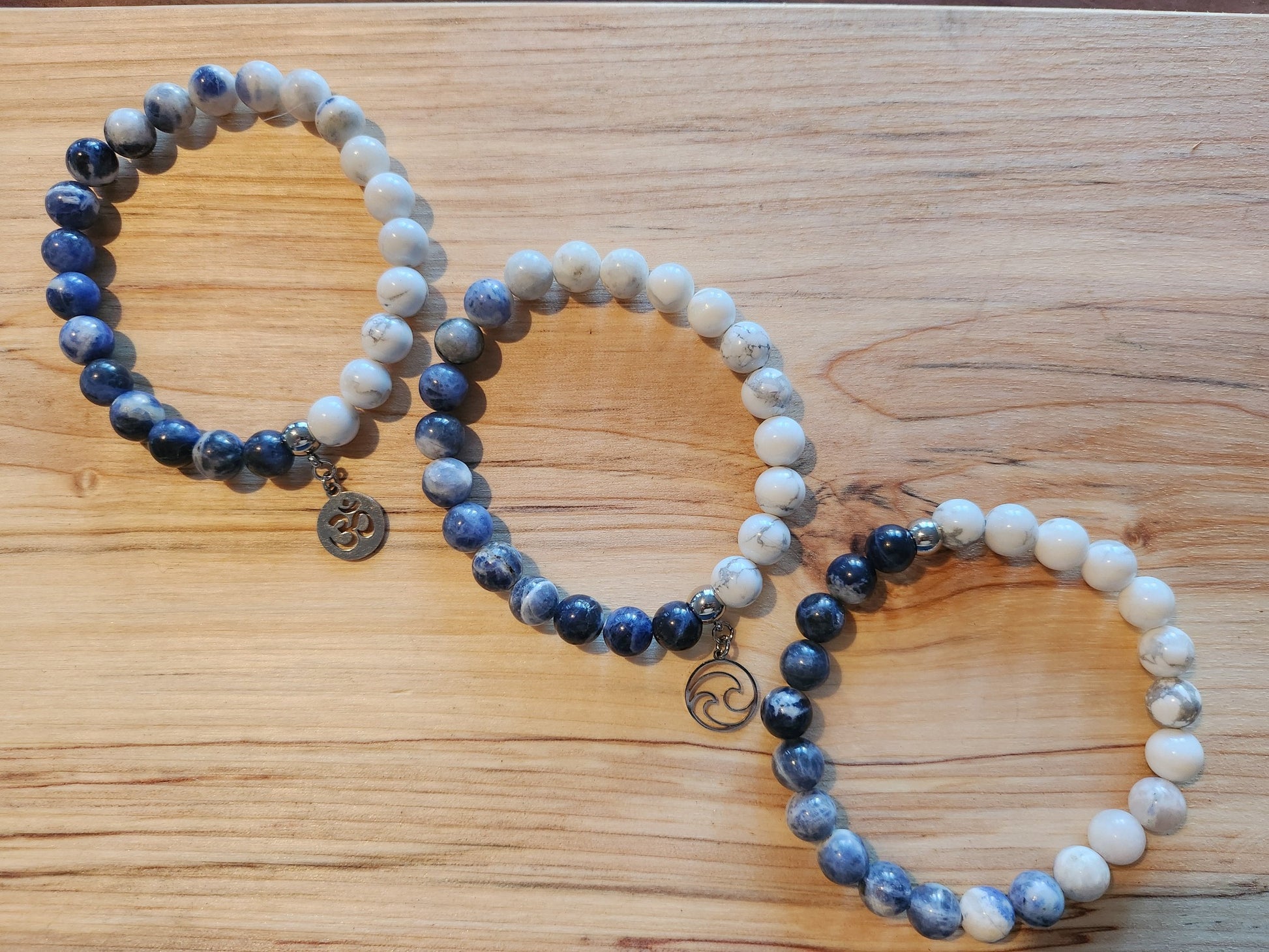 Bracelet en pierre semi-précieuses avec billes de 8mm. Howlite et Sodalite