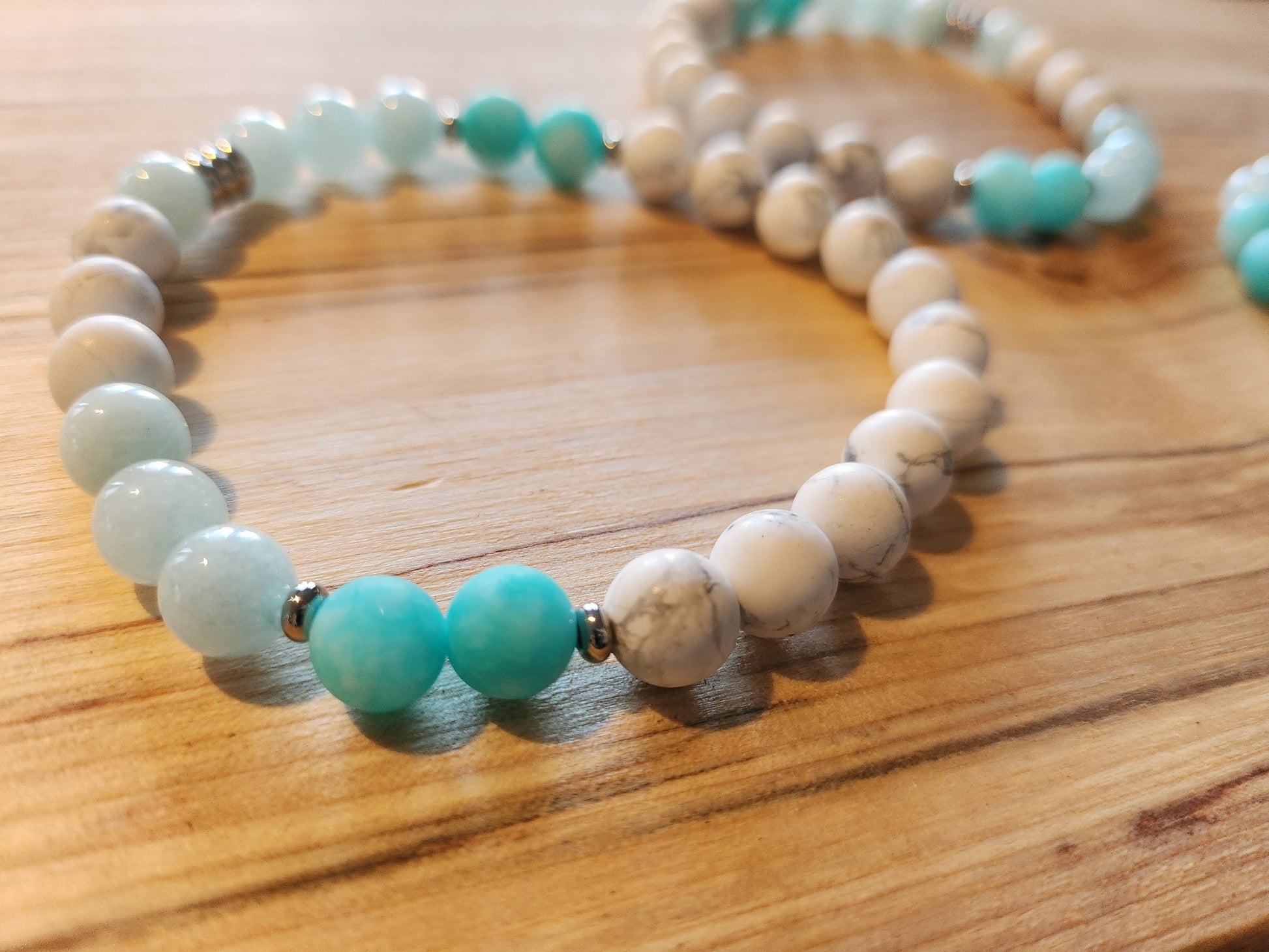 Bracelet en pierre semi-précieuses avec billes de 8mm. Howlite matte, Amazonite et Amazonite frost matte.