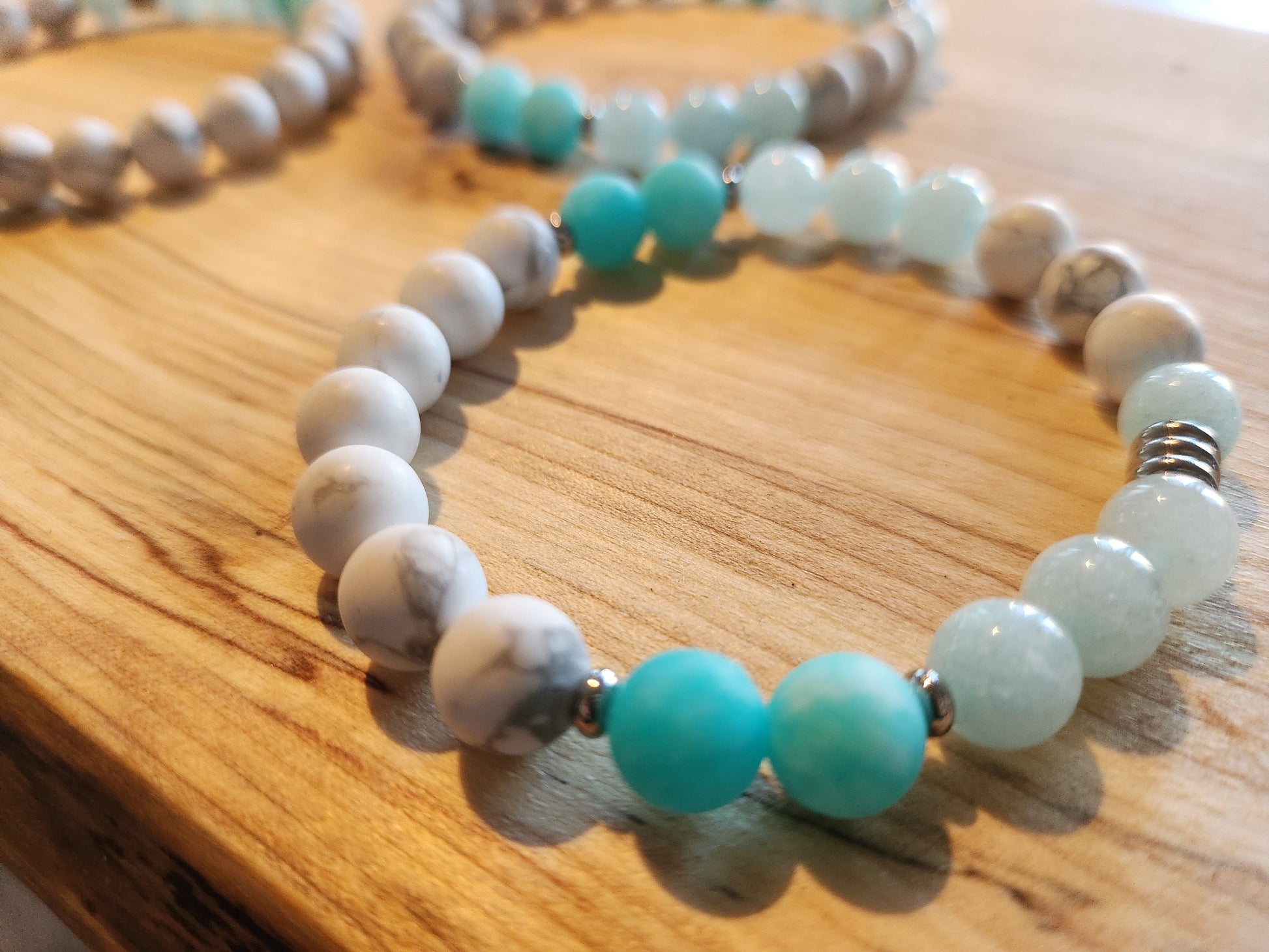 Bracelet en pierre semi-précieuses avec billes de 8mm. Howlite matte, Amazonite et Amazonite frost matte.