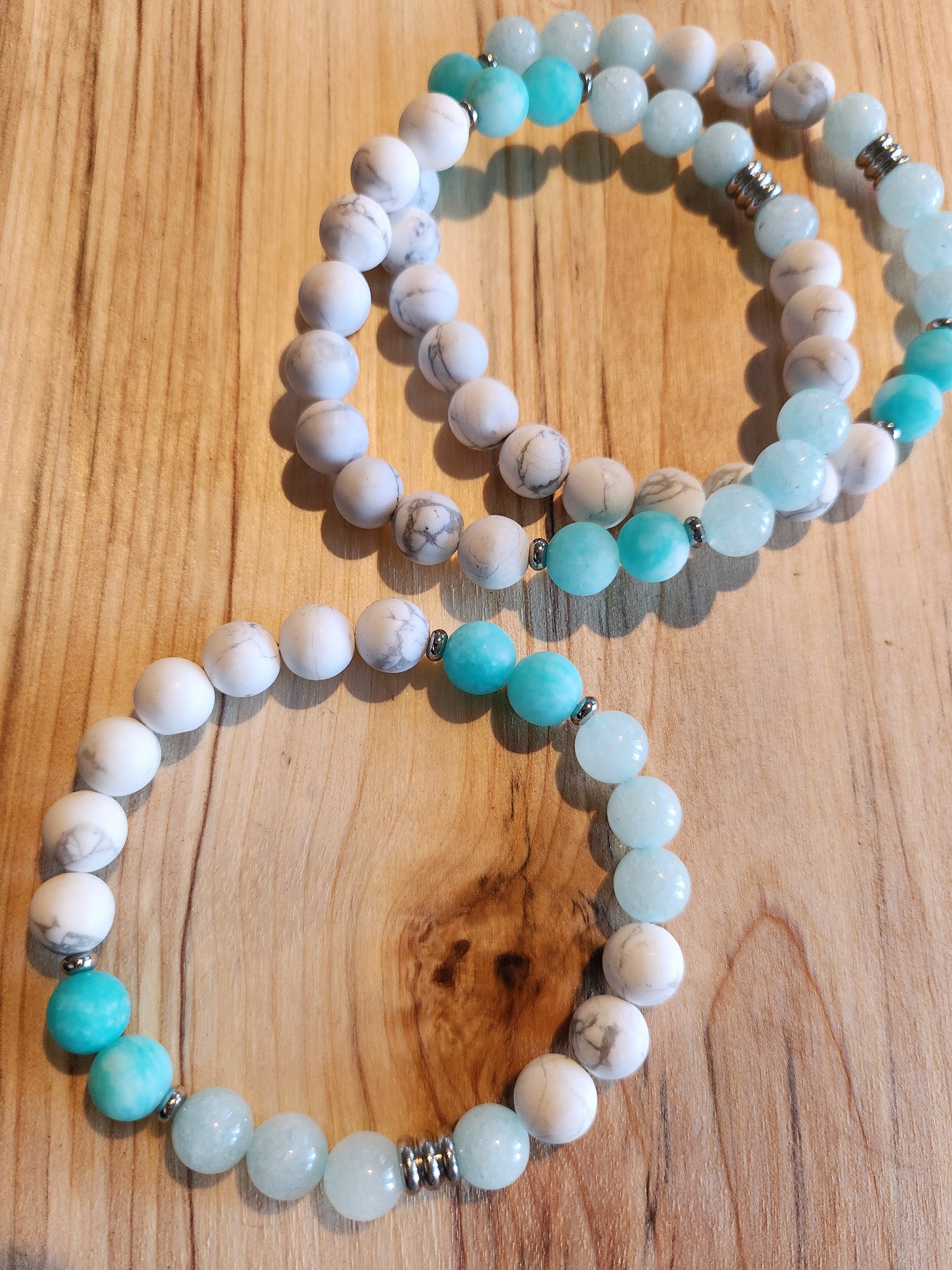 Bracelet en pierre semi-précieuses avec billes de 8mm. Howlite matte, Amazonite et Amazonite frost matte.