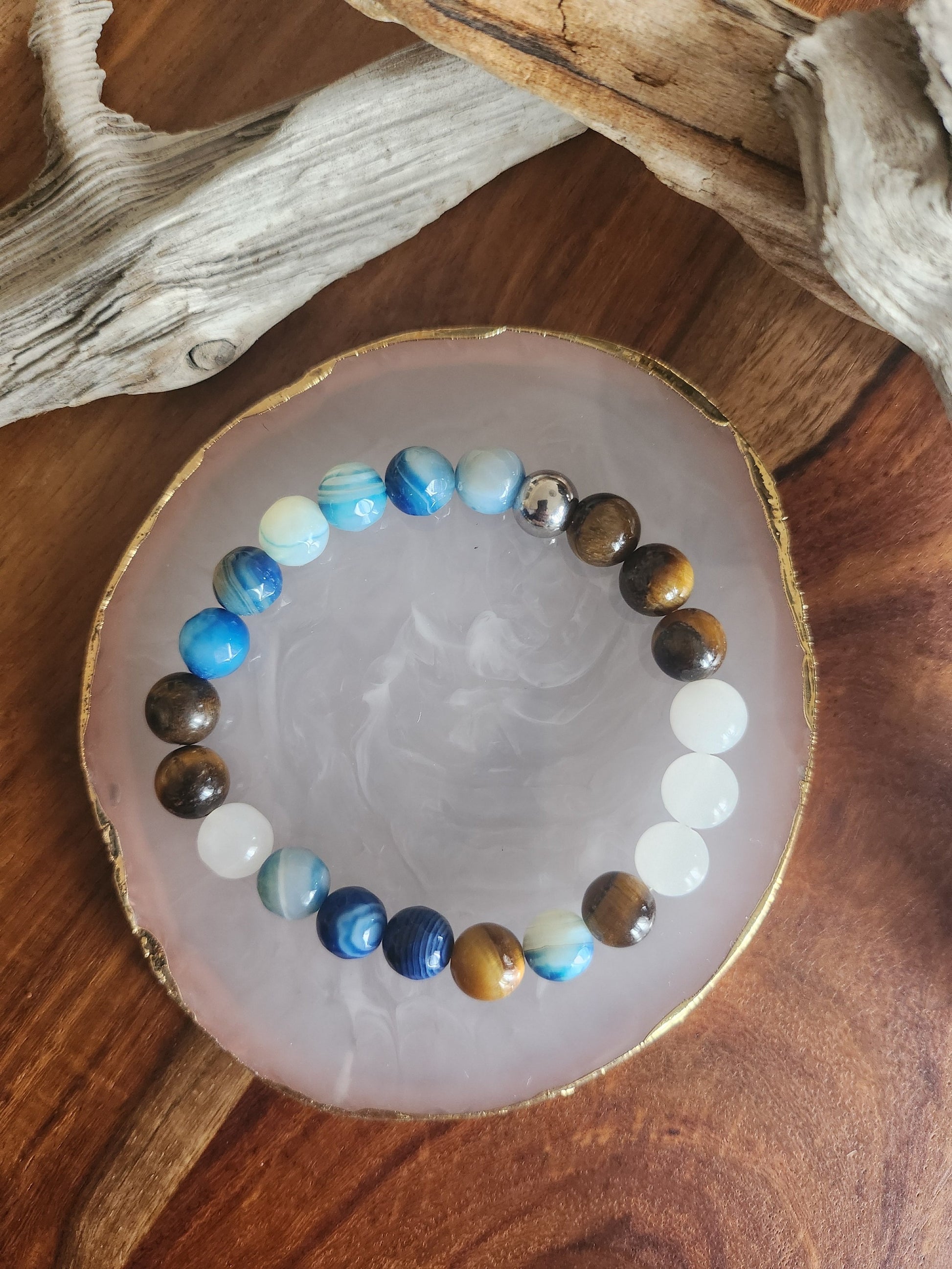 Bracelet en pierre semi-précieuses avec billes de 8mm. Billes d'agate bleue facettés, Quartz snow et oeil de tigre jaune.
