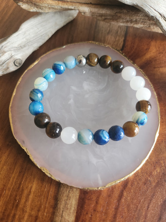 Bracelet en pierre semi-précieuses avec billes de 8mm. Billes d'agate bleue facettés, Quartz snow et oeil de tigre jaune.
