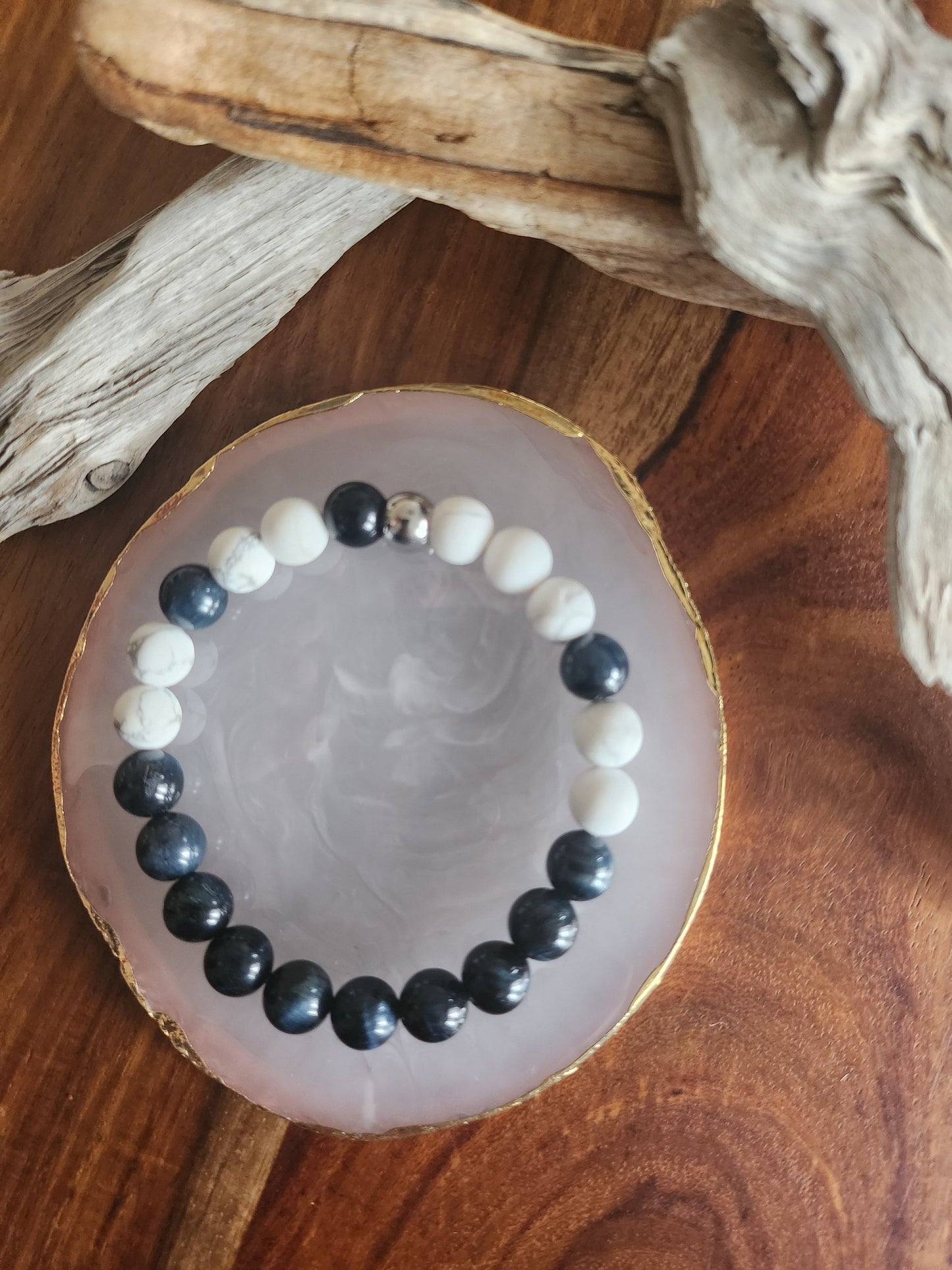 Bracelet en pierre semi-précieuses avec billes de 8mm. Oeil de tigre bleu et Howlite.