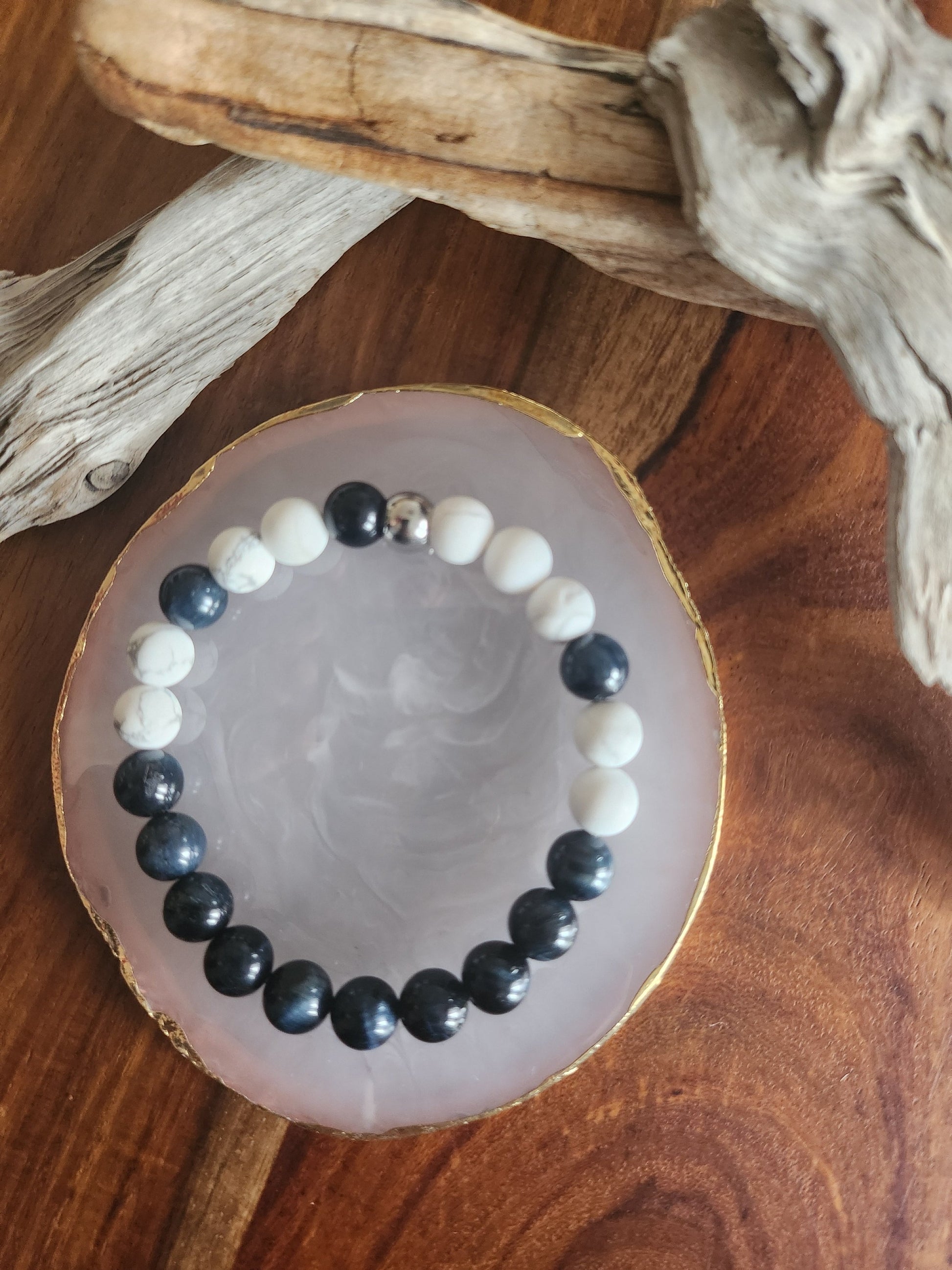 Bracelet en pierre semi-précieuses avec billes de 8mm. Oeil de tigre bleu et Howlite.
