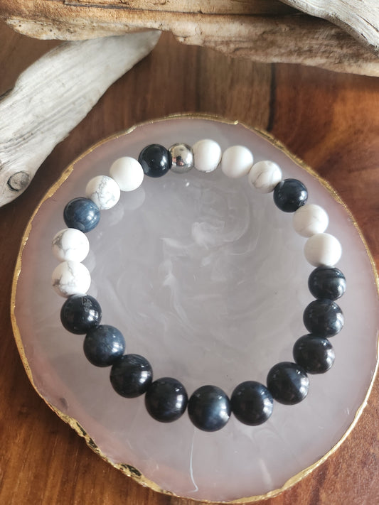 Bracelet en pierre semi-précieuses avec billes de 8mm. Oeil de tigre bleu et Howlite.