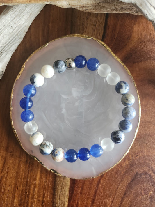 Bracelet en pierre semi-précieuses avec billes de 8mm. Sodalite, quartz Blueberry et quartz clair synthétique.