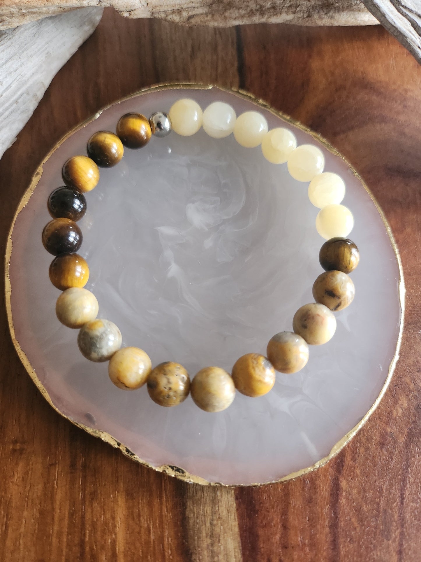 Bracelet en pierre semi-précieuses avec billes de 8mm. Oeil de tigre jaune, agate crazy lace et calcite.