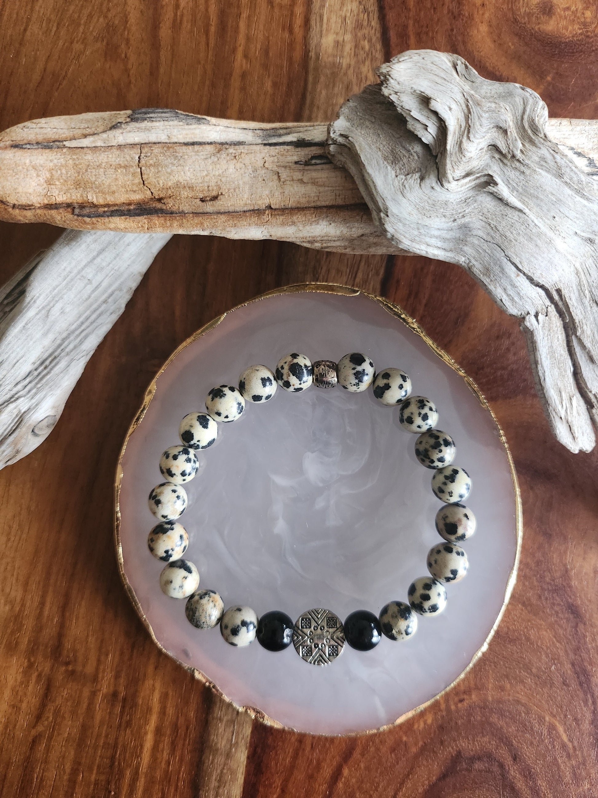 Bracelet en pierre semi-précieuses avec billes de 8mm. Jaspe dalmatien et onyx noir.