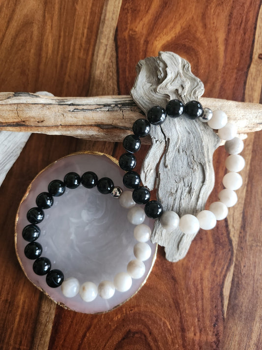 Bracelet en pierre semi-précieuses avec billes de 10mm. Agate noire et agate blanche/grise polie.