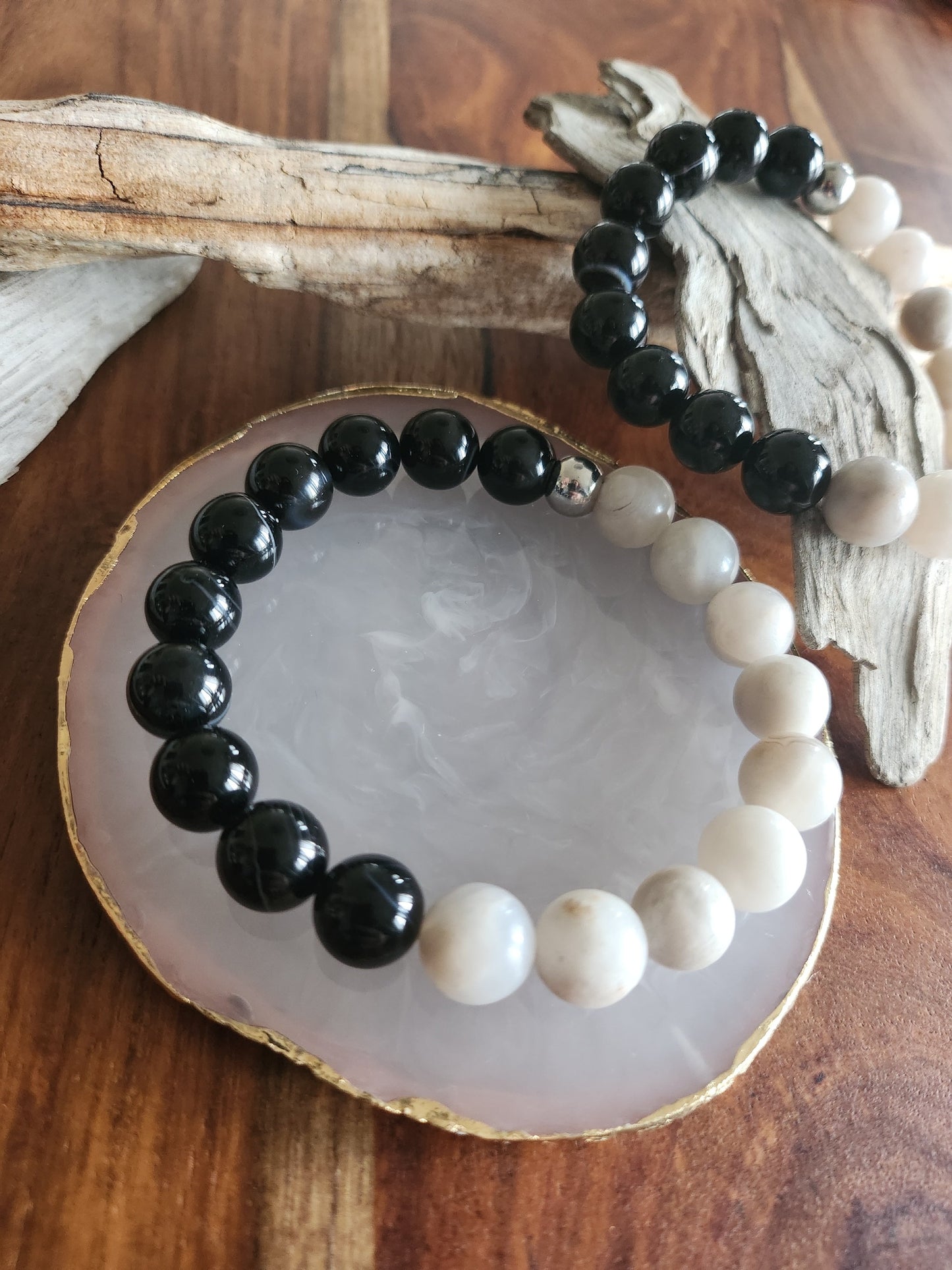 Bracelet en pierre semi-précieuses avec billes de 10mm. Agate noire et agate blanche/grise polie.