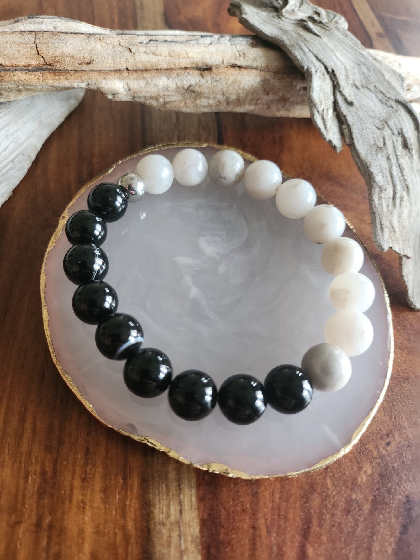 Bracelet en pierre semi-précieuses avec billes de 10mm. Agate noire et agate blanche/grise polie.
