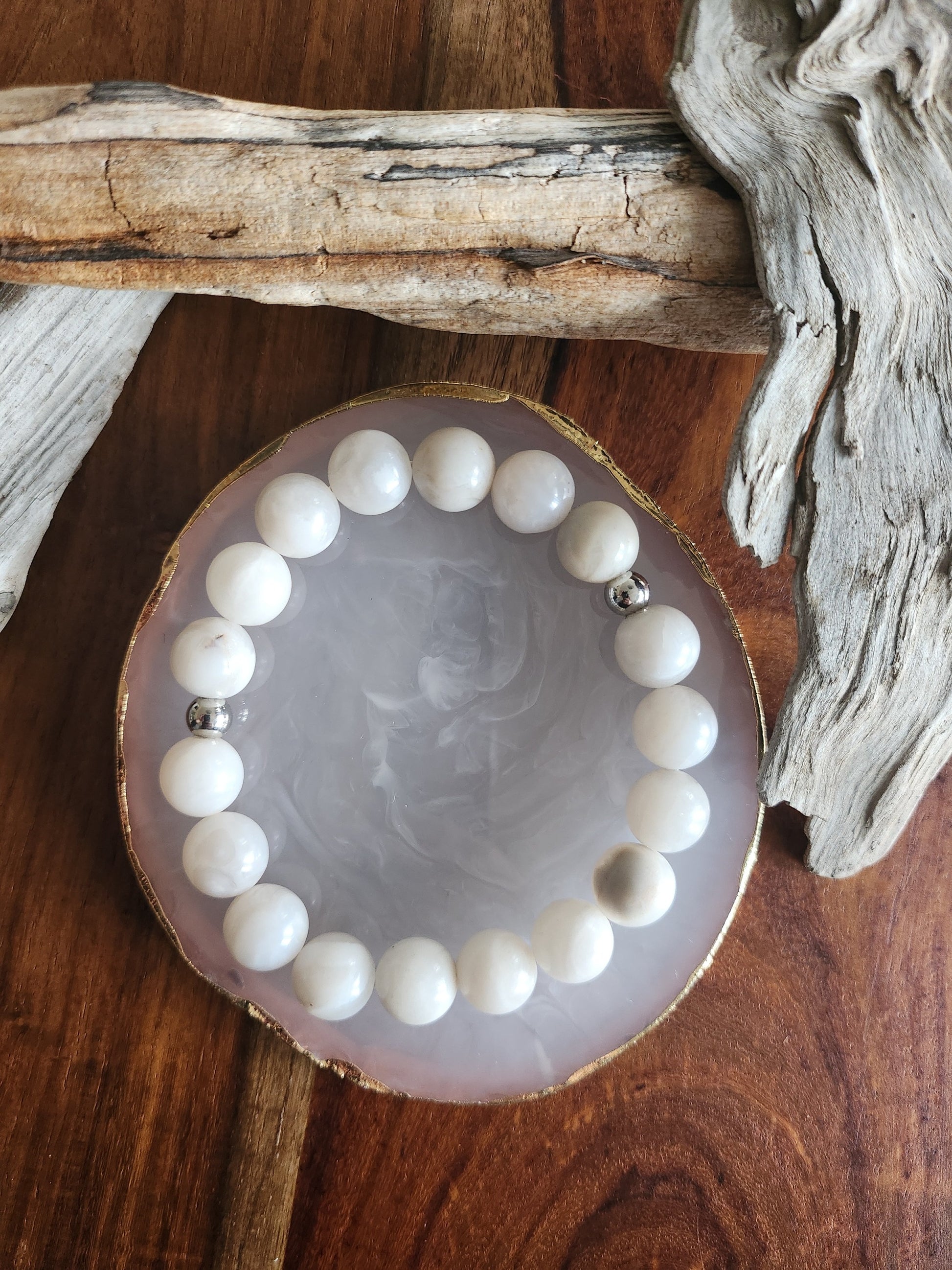 Bracelet en pierre semi-précieuses avec billes de 10mm. Agate blanche/grise polie.