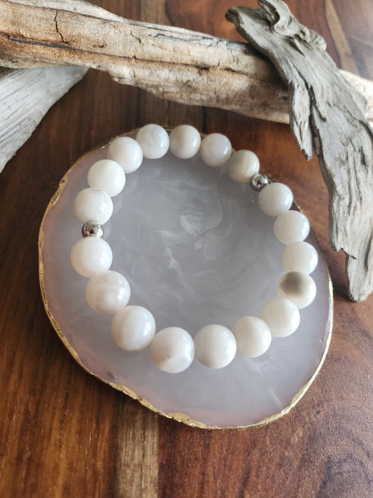 Bracelet en pierre semi-précieuses avec billes de 10mm. Agate blanche/grise polie.