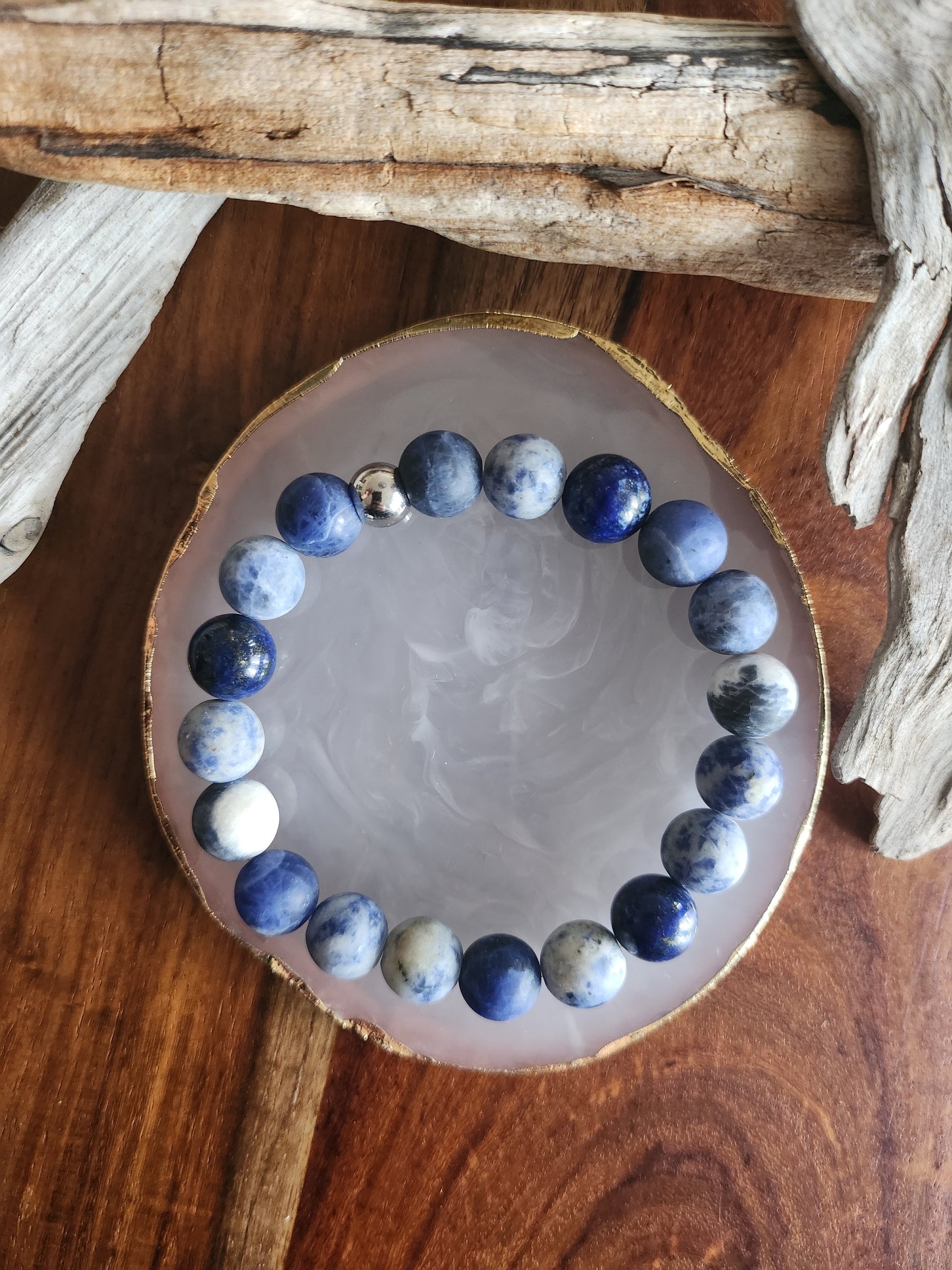 Bracelet en pierre semi-précieuses avec billes mattes de sodalite de 10mm et quelques billes de Lapis Lazuli polie 10mm.