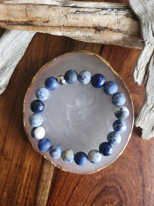Bracelet en pierre semi-précieuses avec billes mattes de sodalite de 10mm et quelques billes de Lapis Lazuli polie 10mm.