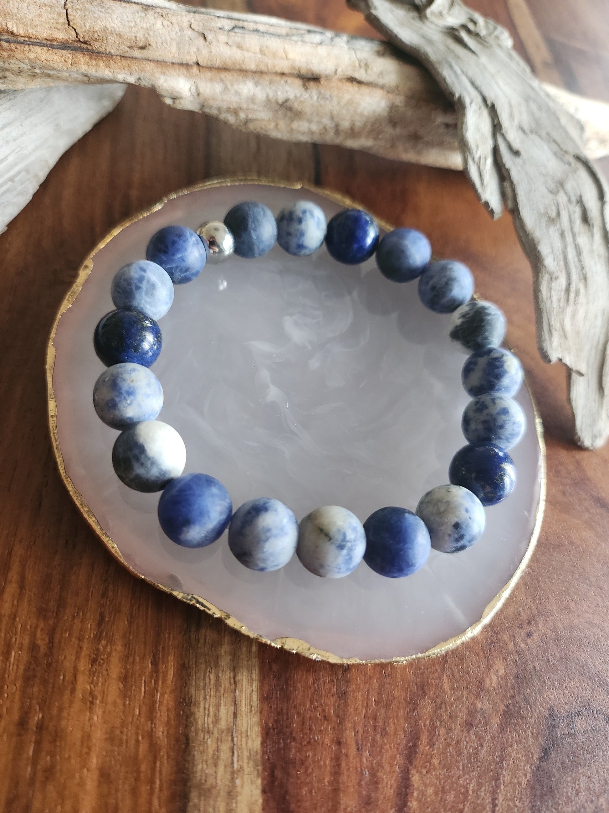 Bracelet en pierre semi-précieuses avec billes mattes de sodalite de 10mm et quelques billes de Lapis Lazuli polie 10mm.