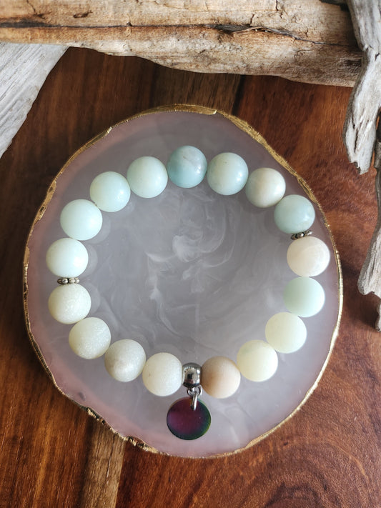 Bracelet en pierre semi-précieuses avec billes de 10mm. Amazonite matte et breloque acier inoxydable de couleur.