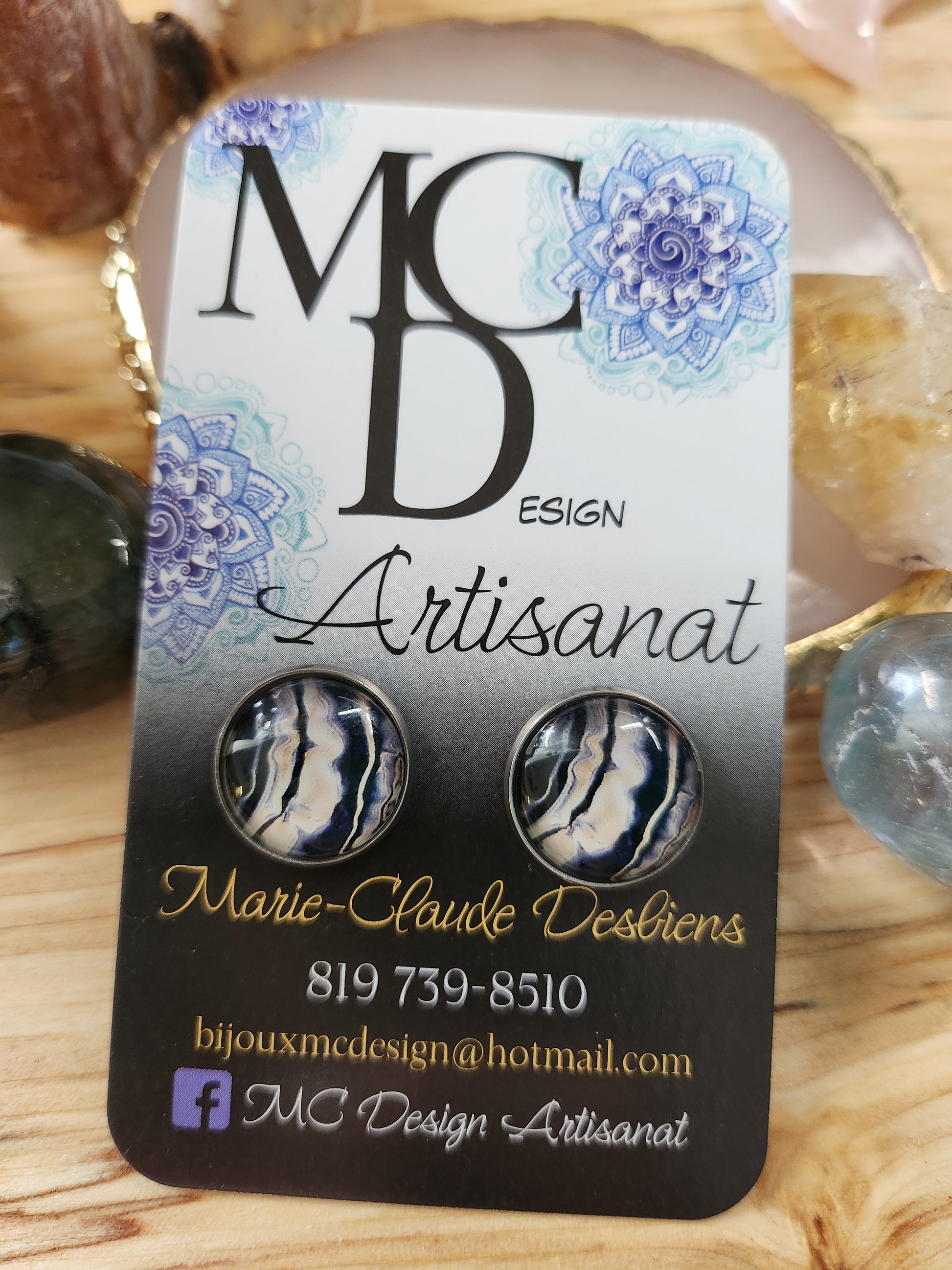 Clous d'oreilles motifs abstraits grandeurs 14mm en acier inoxydable, donc hypoallergéniques.