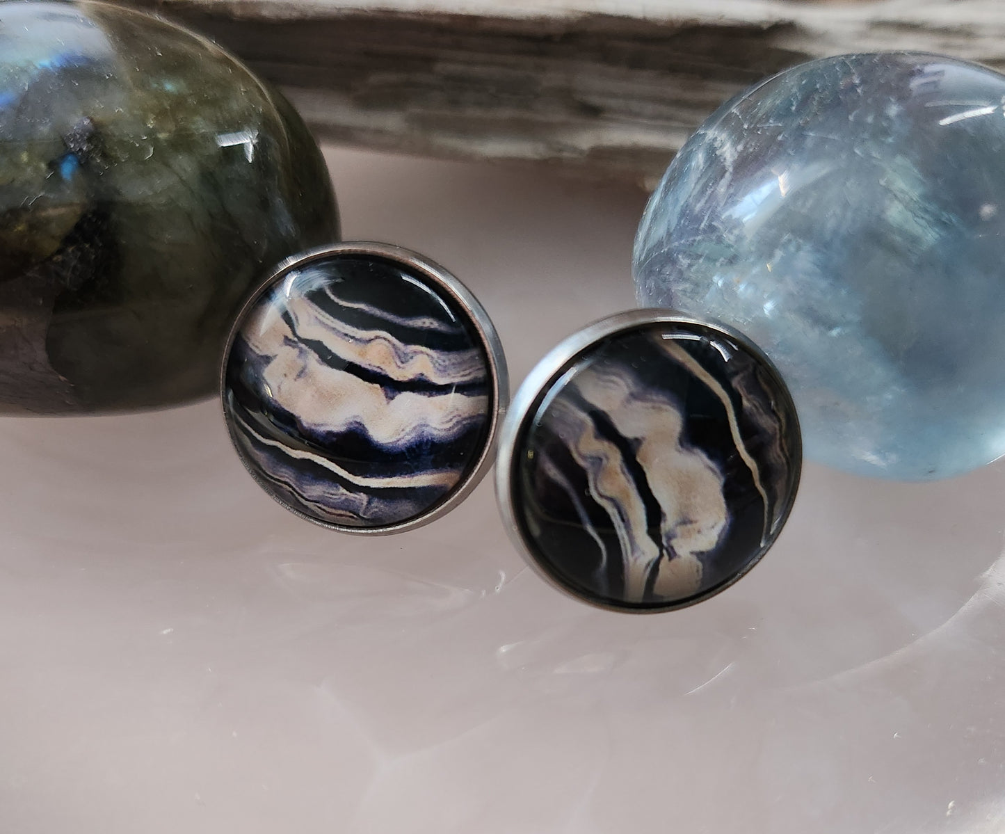 Clous d'oreilles motifs abstraits grandeurs 14mm en acier inoxydable, donc hypoallergéniques.