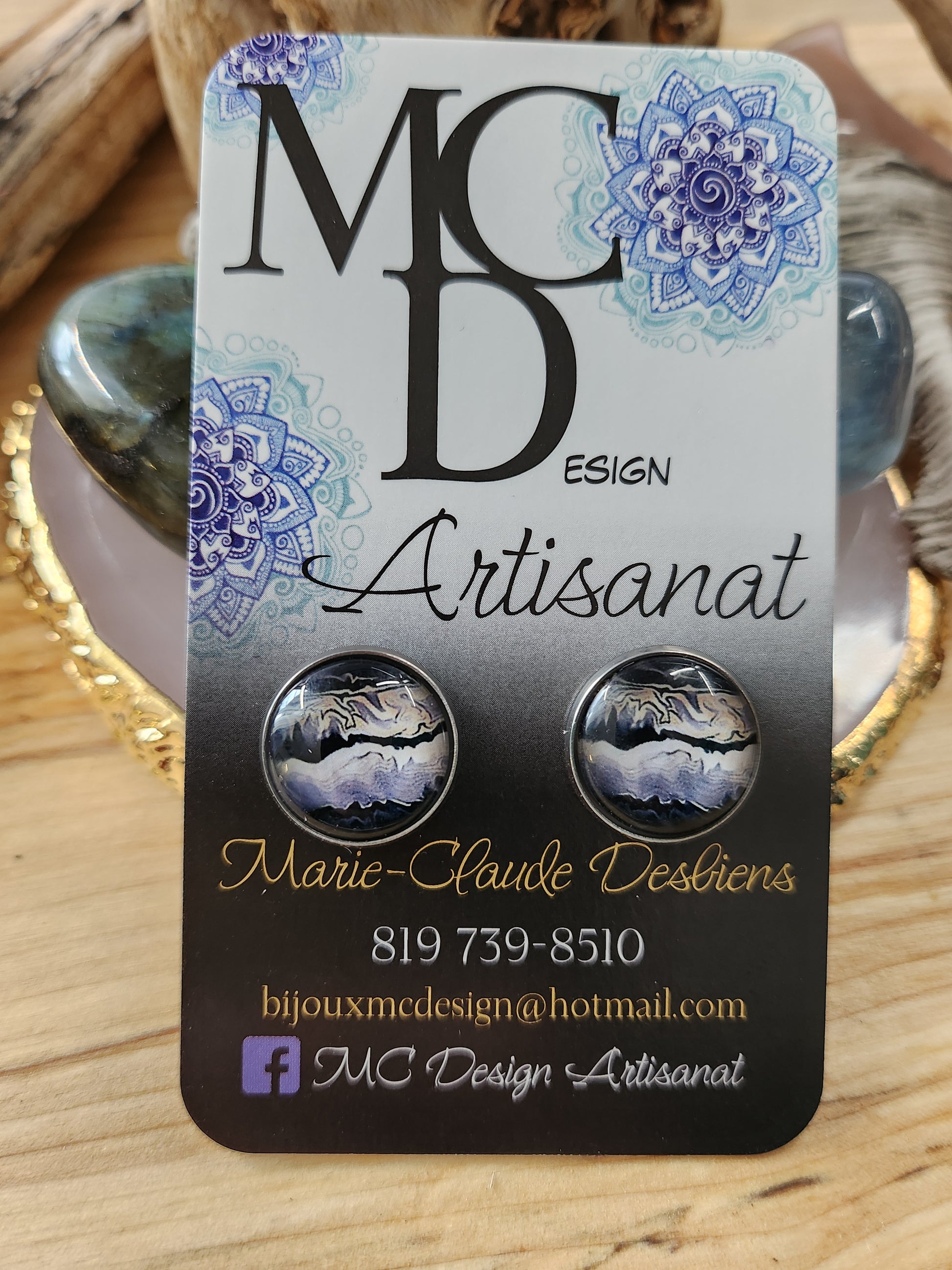 Clous d'oreilles motifs abstraits grandeurs 14mm en acier inoxydable, donc hypoallergéniques.