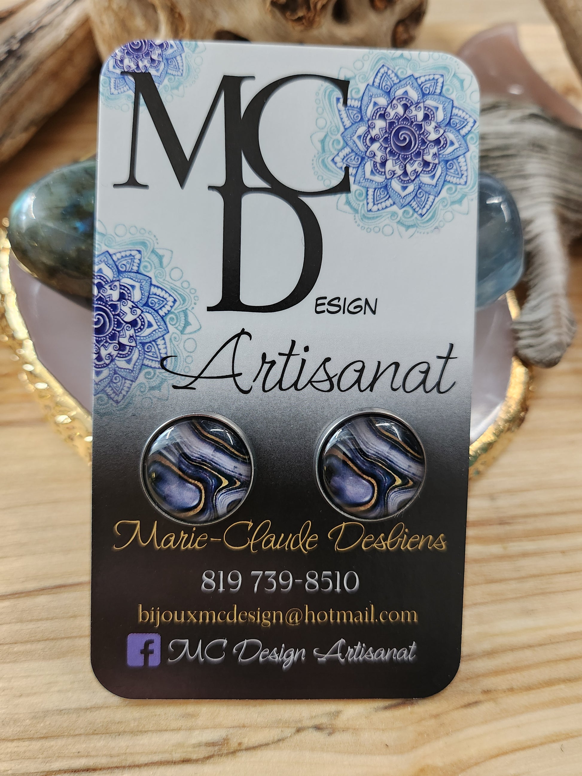 Clous d'oreilles motifs abstraits grandeurs 14mm en acier inoxydable, donc hypoallergéniques.