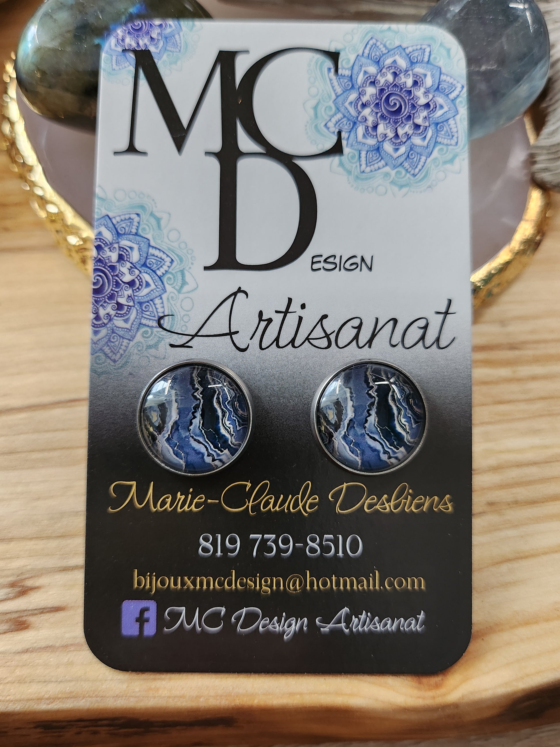 Clous d'oreilles motifs abstraits grandeurs 14mm en acier inoxydable, donc hypoallergéniques.