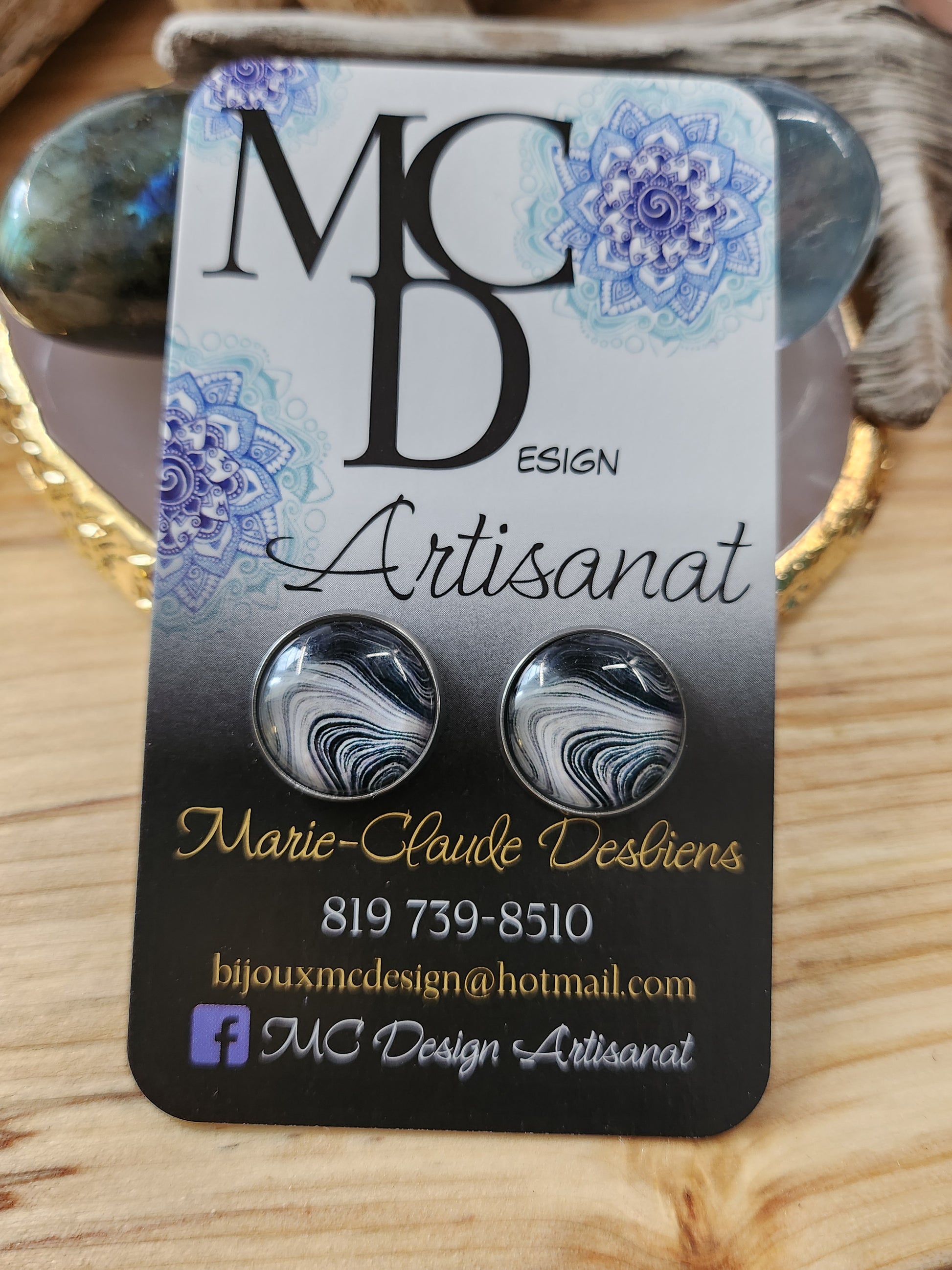 Clous d'oreilles motifs abstraits grandeurs 14mm en acier inoxydable, donc hypoallergéniques.